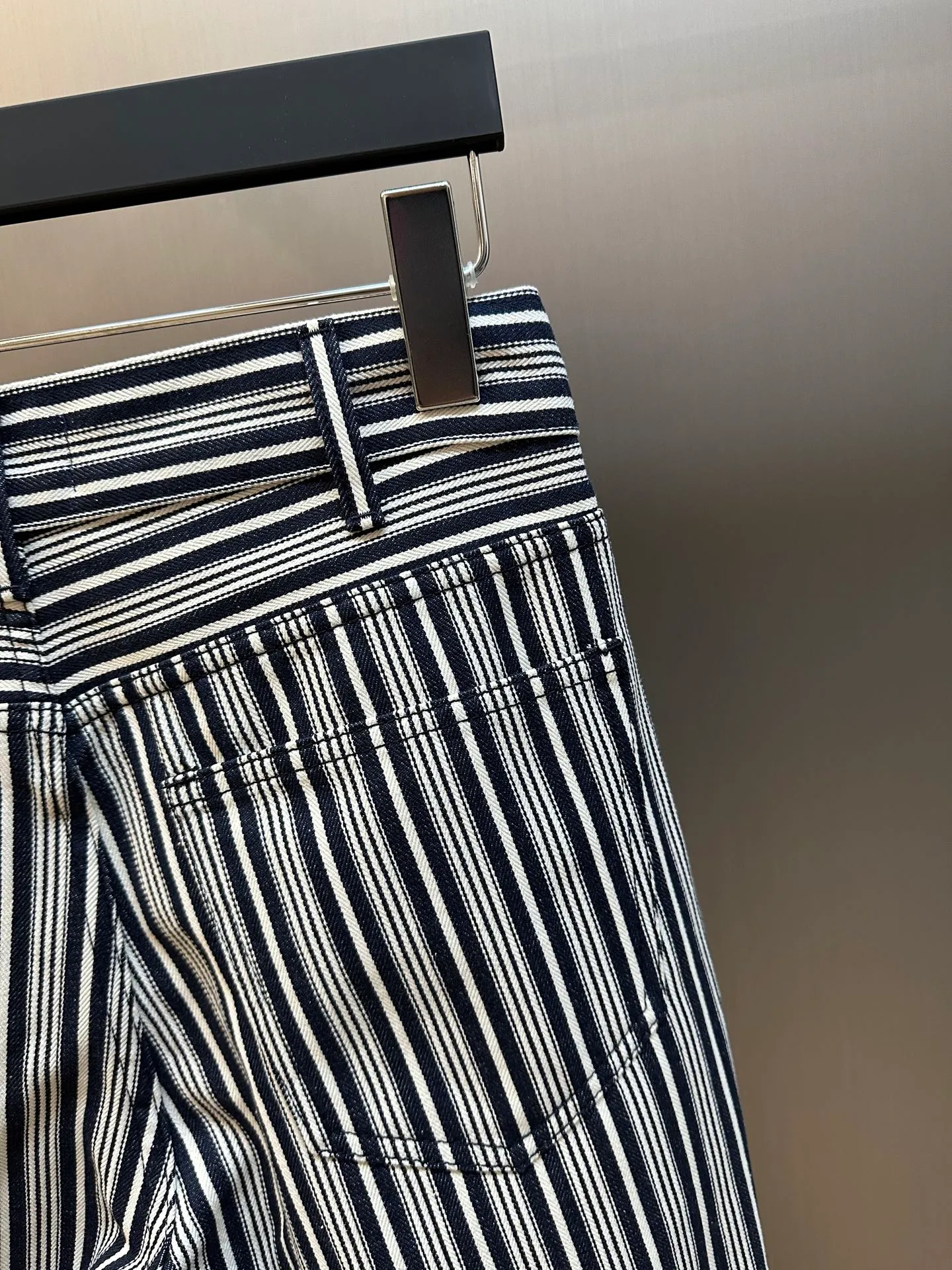 🅿️500 Celine striped straight trousers. These CELINE striped jeans cleverly combine retro elegance with modern street style. The crisp and stylish straight-leg trousers are matched with navy blue and off-white pinstripe texture, which visually makes the legs more slender. The golden metal buttons and zipper pullers on the front are engraved with the CELINE brand logo, showing exquisite style in the details.  The waistband adopts a classic five-pocket design, and the front and rear pockets are equipped with metal rivets, which combines practicality and design. The trousers are made of thick and crisp high-quality denim cotton. The fabric has a three-dimensional and clear texture. It is both durable and more textured. It is suitable for daily commuting or urban casual wear.  size：s m l