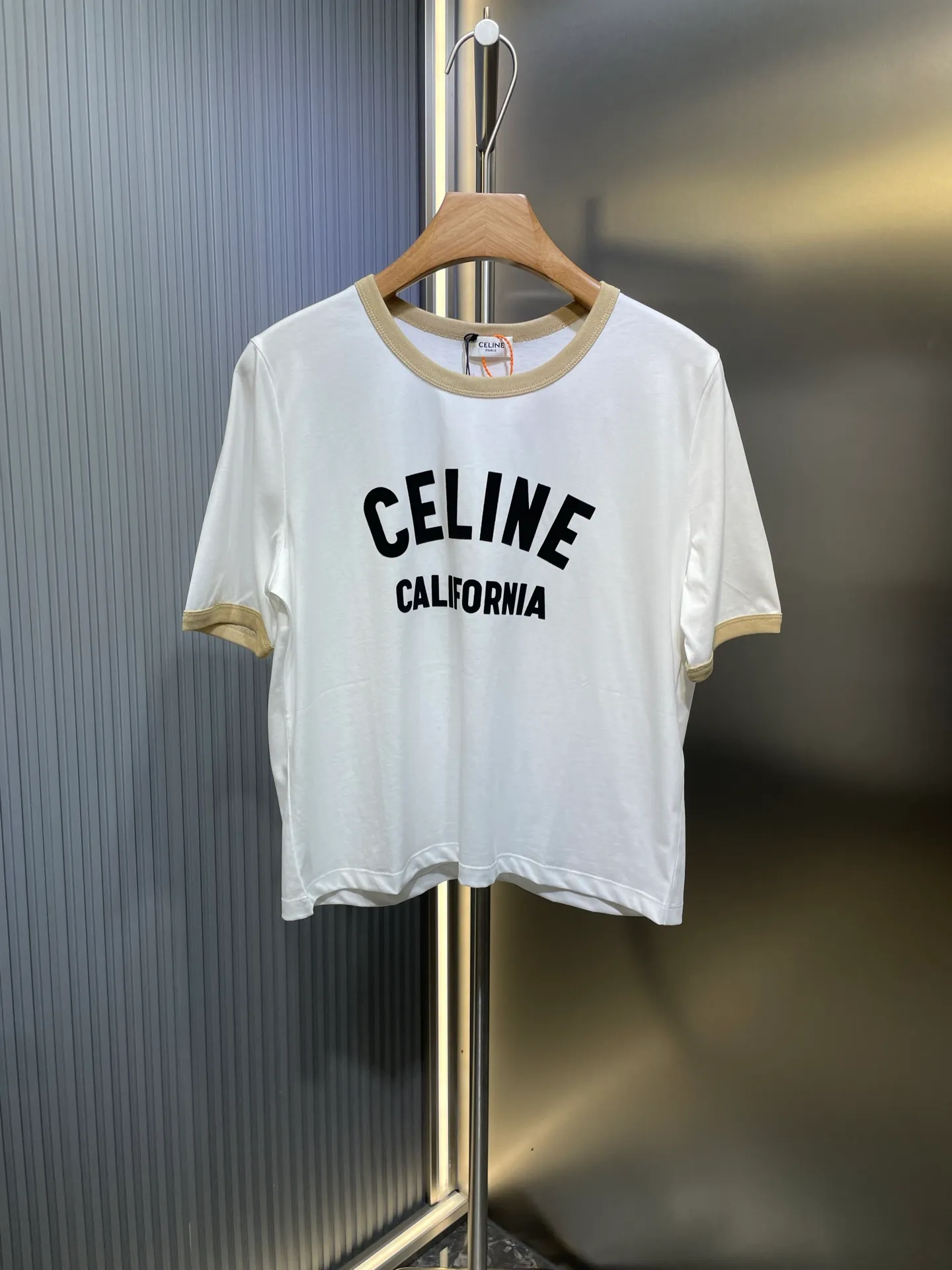 🅿️250 CEL 2025 new arrival in early spring, round neck covered short-sleeved printed 𝑇𝑒𝑒, customized YB twill cotton material, breathable, comfortable and full of texture. The flocked printed short-sleeved T-shirt is cut to highlight the brand style. It is made of pure cotton with a slight stretch and presents a slimming visual effect. The collar and cuffs are designed with contrasting edges to increase the smart and casual feel of the outfit. Looks stylish and stylish when worn alone or paired with an inner layer SML