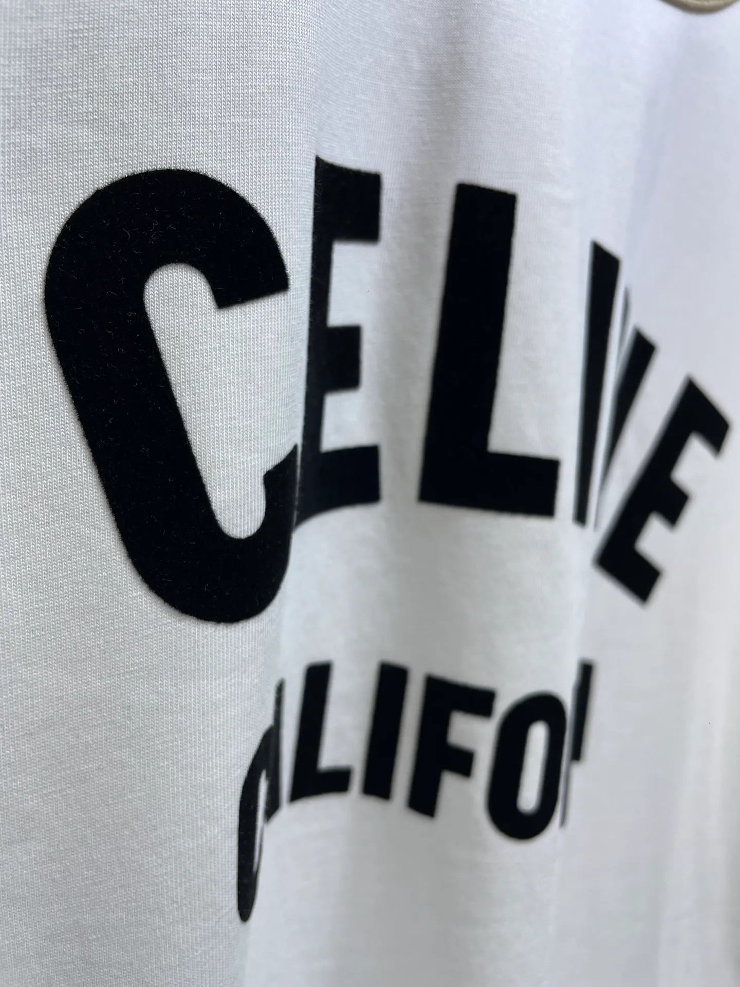 🅿️250 CEL 2025 new arrival in early spring, round neck covered short-sleeved printed 𝑇𝑒𝑒, customized YB twill cotton material, breathable, comfortable and full of texture. The flocked printed short-sleeved T-shirt is cut to highlight the brand style. It is made of pure cotton with a slight stretch and presents a slimming visual effect. The collar and cuffs are designed with contrasting edges to increase the smart and casual feel of the outfit. Looks stylish and stylish when worn alone or paired with an inner layer SML