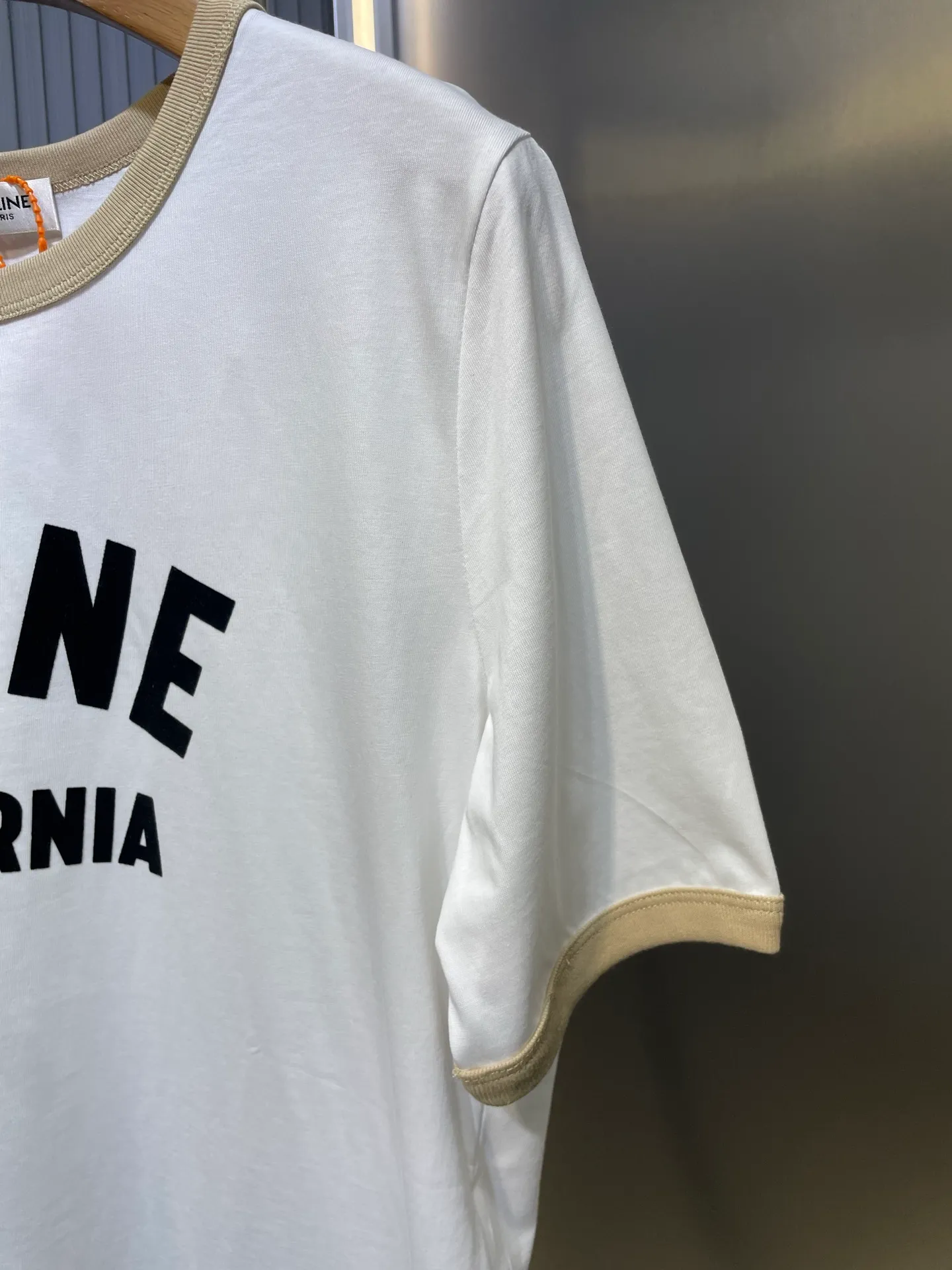 🅿️250 CEL 2025 new arrival in early spring, round neck covered short-sleeved printed 𝑇𝑒𝑒, customized YB twill cotton material, breathable, comfortable and full of texture. The flocked printed short-sleeved T-shirt is cut to highlight the brand style. It is made of pure cotton with a slight stretch and presents a slimming visual effect. The collar and cuffs are designed with contrasting edges to increase the smart and casual feel of the outfit. Looks stylish and stylish when worn alone or paired with an inner layer SML