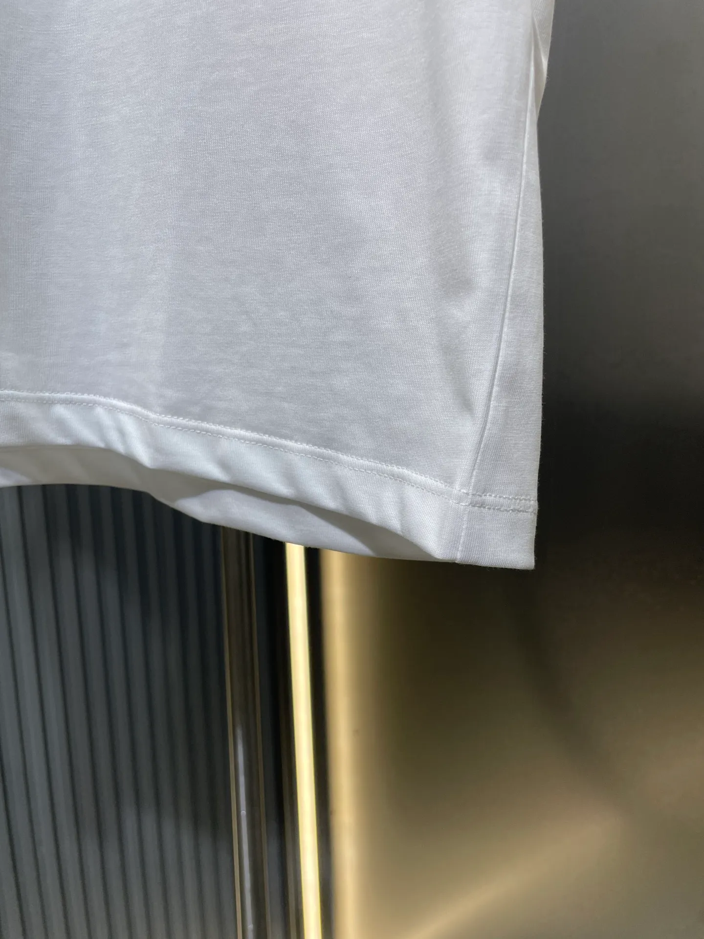 🅿️250 CEL 2025 new arrival in early spring, round neck covered short-sleeved printed 𝑇𝑒𝑒, customized YB twill cotton material, breathable, comfortable and full of texture. The flocked printed short-sleeved T-shirt is cut to highlight the brand style. It is made of pure cotton with a slight stretch and presents a slimming visual effect. The collar and cuffs are designed with contrasting edges to increase the smart and casual feel of the outfit. Looks stylish and stylish when worn alone or paired with an inner layer SML