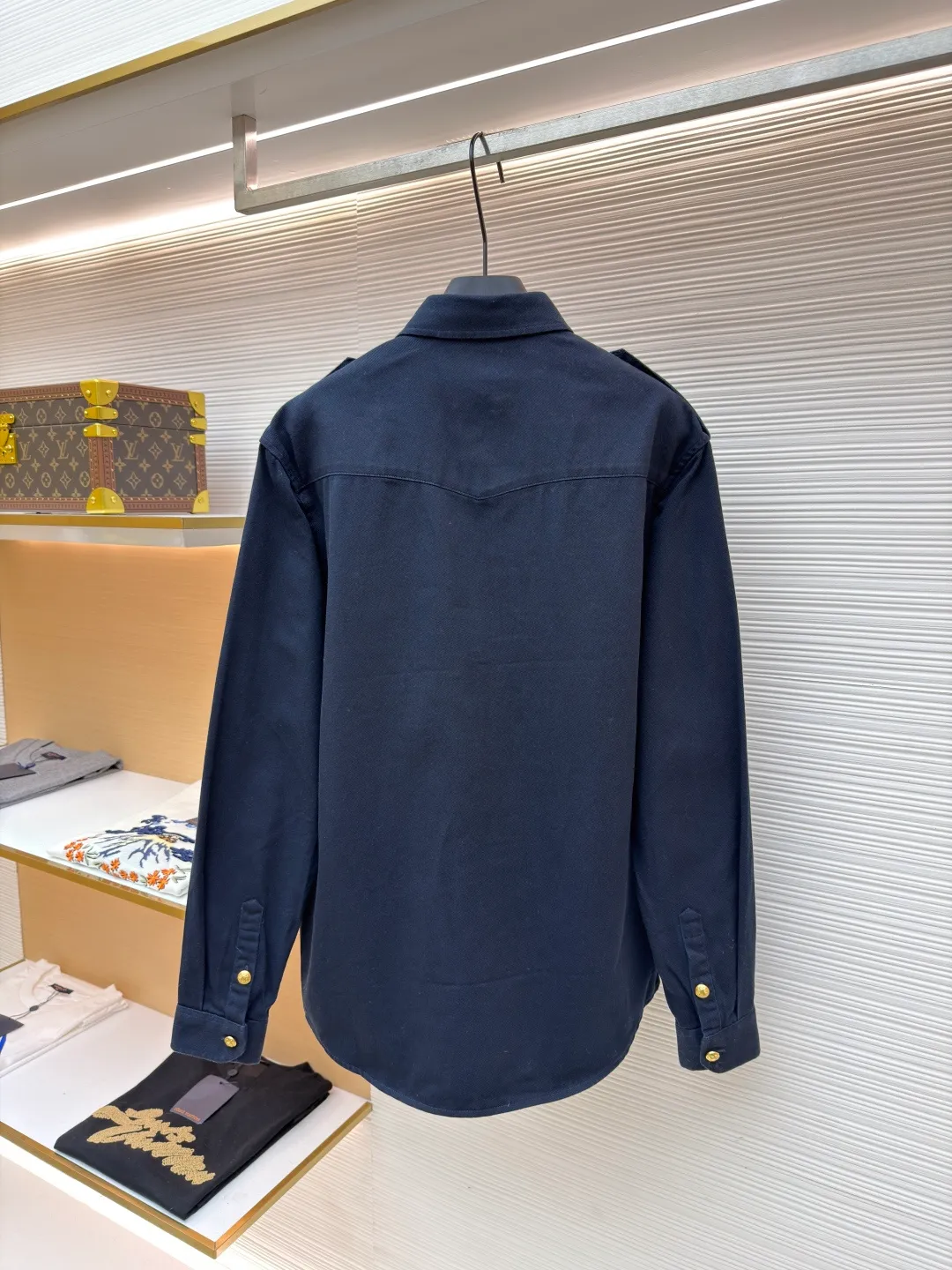 Celine gilt shirt jacket ●Original version: Purchased and developed for 15,000 ●Item No.: 1681361-B15 ●Fabric: Zhen Satin Yayun woven fabric ●Technology: Fabric fermentation washing ●Color: Navy ●Version: Fitted version ●Weight: about 635 grams ●Size: 39-40-41-42 ●Description: Customized Zhen Satin Yayun fabric with full texture, natural luster and comfortable skin fit Deep blue, quiet and elegant, decorated with gold buttons, the ultimate interpretation of low-key luxury. The eye-catching Celine logo Velcro on the chest has become a distinct imprint of the brand identity. Every detail exudes unobtrusive nobility. Golden embellishment. The soul of luxury uses imported machine embroidery seal fitting and hemming technology. Advanced computer control system and precision mechanical components are used to realize the Celine embroidery operation. The Velcro is then manually applied to fully contact and bond the Velcro with the armband. Finally, the imported machine is used again to sew the hemming fabric along the embroidery seal (it is time-consuming, laborious and expensive, please see the real seal for details). The template machine opens the bag. The preset template guides the position, shape and size of the bag opening. The accuracy ensures the quality of the bag opening effect. The fabrics have been fermented and washed. The hand feel and texture are better, not easy to deform, not easy to shrink, not easy to fade, and maintain long-term beauty. The overall wiring is straight and delicate, the fabric is comfortable and soft, and the color is consistent without color difference. It can be matched with the same style to create a fashionable look and control various occasions. Customized accessories, complete with three standards, same style for men and women!