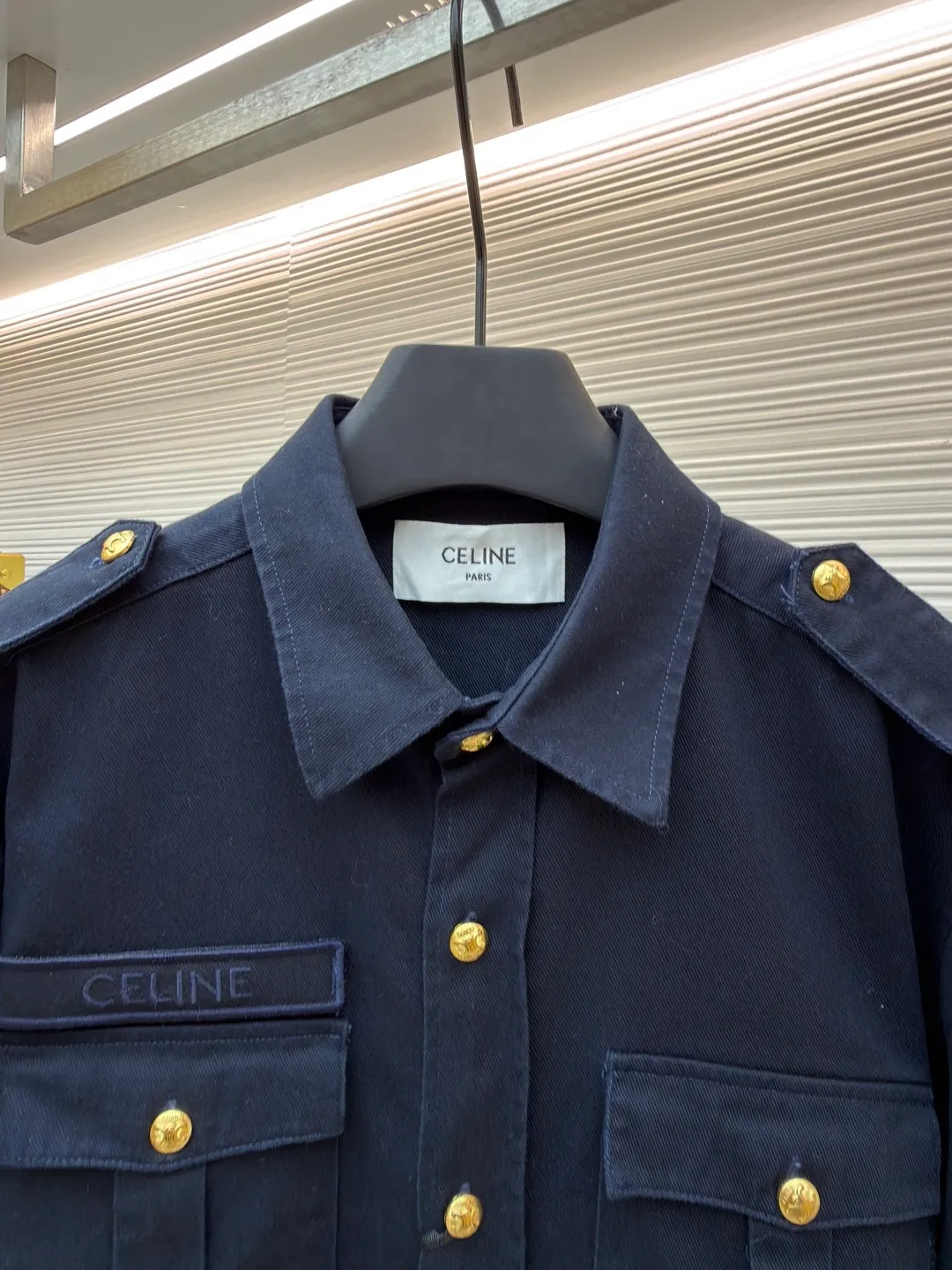 Celine gilt shirt jacket ●Original version: Purchased and developed for 15,000 ●Item No.: 1681361-B15 ●Fabric: Zhen Satin Yayun woven fabric ●Technology: Fabric fermentation washing ●Color: Navy ●Version: Fitted version ●Weight: about 635 grams ●Size: 39-40-41-42 ●Description: Customized Zhen Satin Yayun fabric with full texture, natural luster and comfortable skin fit Deep blue, quiet and elegant, decorated with gold buttons, the ultimate interpretation of low-key luxury. The eye-catching Celine logo Velcro on the chest has become a distinct imprint of the brand identity. Every detail exudes unobtrusive nobility. Golden embellishment. The soul of luxury uses imported machine embroidery seal fitting and hemming technology. Advanced computer control system and precision mechanical components are used to realize the Celine embroidery operation. The Velcro is then manually applied to fully contact and bond the Velcro with the armband. Finally, the imported machine is used again to sew the hemming fabric along the embroidery seal (it is time-consuming, laborious and expensive, please see the real seal for details). The template machine opens the bag. The preset template guides the position, shape and size of the bag opening. The accuracy ensures the quality of the bag opening effect. The fabrics have been fermented and washed. The hand feel and texture are better, not easy to deform, not easy to shrink, not easy to fade, and maintain long-term beauty. The overall wiring is straight and delicate, the fabric is comfortable and soft, and the color is consistent without color difference. It can be matched with the same style to create a fashionable look and control various occasions. Customized accessories, complete with three standards, same style for men and women!