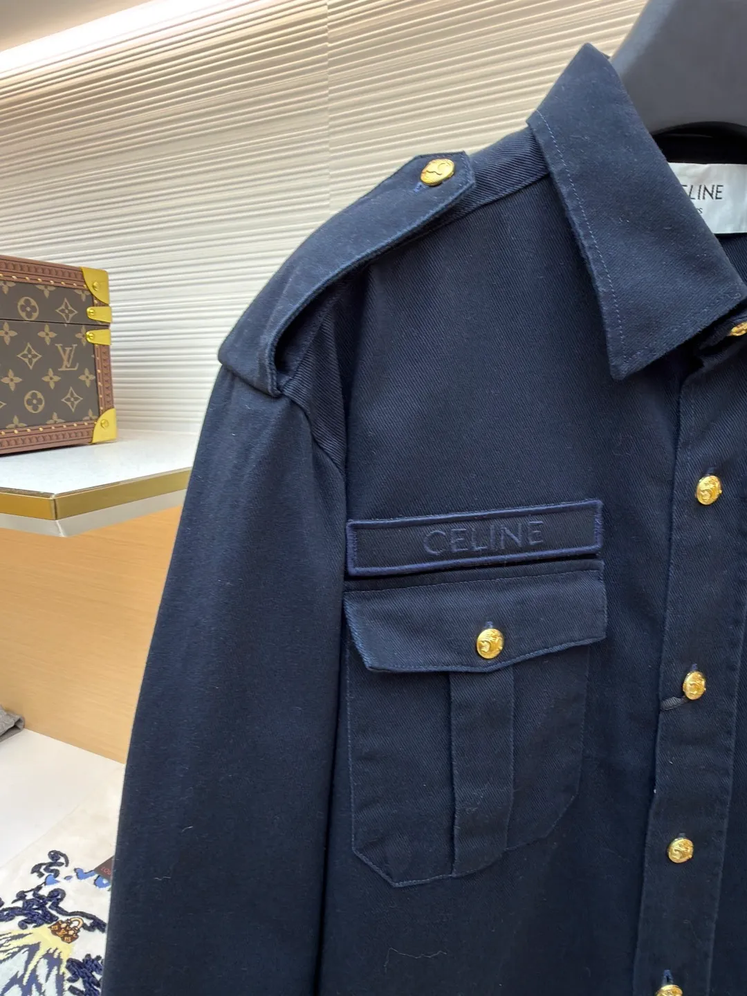 Celine gilt shirt jacket ●Original version: Purchased and developed for 15,000 ●Item No.: 1681361-B15 ●Fabric: Zhen Satin Yayun woven fabric ●Technology: Fabric fermentation washing ●Color: Navy ●Version: Fitted version ●Weight: about 635 grams ●Size: 39-40-41-42 ●Description: Customized Zhen Satin Yayun fabric with full texture, natural luster and comfortable skin fit Deep blue, quiet and elegant, decorated with gold buttons, the ultimate interpretation of low-key luxury. The eye-catching Celine logo Velcro on the chest has become a distinct imprint of the brand identity. Every detail exudes unobtrusive nobility. Golden embellishment. The soul of luxury uses imported machine embroidery seal fitting and hemming technology. Advanced computer control system and precision mechanical components are used to realize the Celine embroidery operation. The Velcro is then manually applied to fully contact and bond the Velcro with the armband. Finally, the imported machine is used again to sew the hemming fabric along the embroidery seal (it is time-consuming, laborious and expensive, please see the real seal for details). The template machine opens the bag. The preset template guides the position, shape and size of the bag opening. The accuracy ensures the quality of the bag opening effect. The fabrics have been fermented and washed. The hand feel and texture are better, not easy to deform, not easy to shrink, not easy to fade, and maintain long-term beauty. The overall wiring is straight and delicate, the fabric is comfortable and soft, and the color is consistent without color difference. It can be matched with the same style to create a fashionable look and control various occasions. Customized accessories, complete with three standards, same style for men and women!