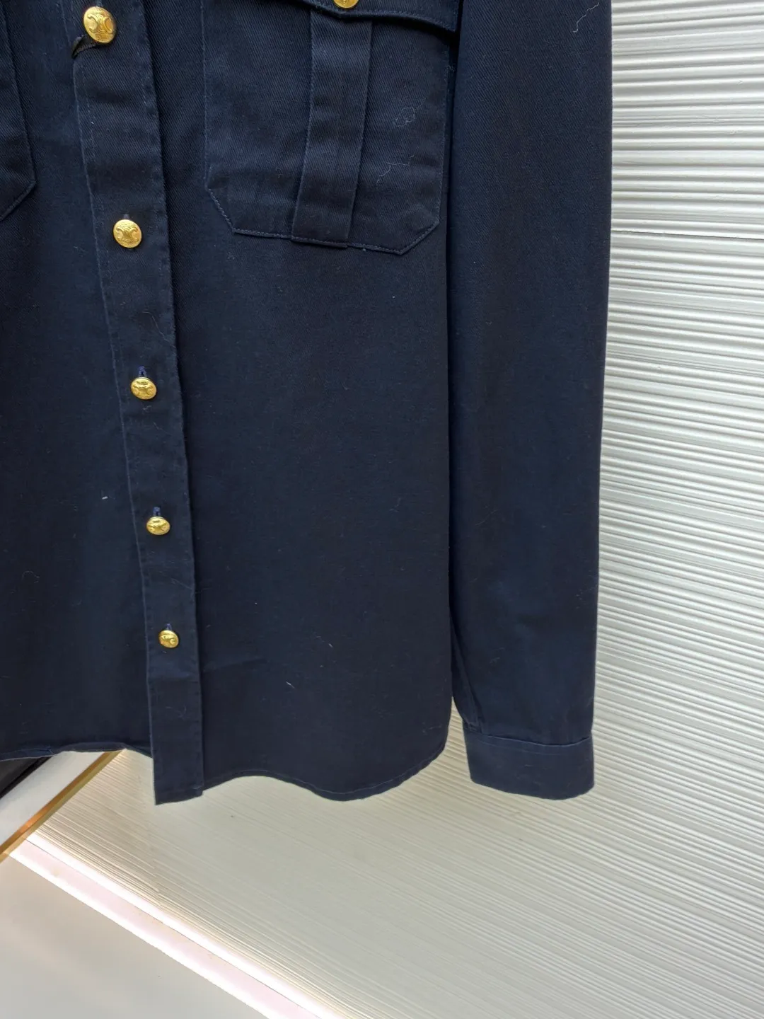 Celine gilt shirt jacket ●Original version: Purchased and developed for 15,000 ●Item No.: 1681361-B15 ●Fabric: Zhen Satin Yayun woven fabric ●Technology: Fabric fermentation washing ●Color: Navy ●Version: Fitted version ●Weight: about 635 grams ●Size: 39-40-41-42 ●Description: Customized Zhen Satin Yayun fabric with full texture, natural luster and comfortable skin fit Deep blue, quiet and elegant, decorated with gold buttons, the ultimate interpretation of low-key luxury. The eye-catching Celine logo Velcro on the chest has become a distinct imprint of the brand identity. Every detail exudes unobtrusive nobility. Golden embellishment. The soul of luxury uses imported machine embroidery seal fitting and hemming technology. Advanced computer control system and precision mechanical components are used to realize the Celine embroidery operation. The Velcro is then manually applied to fully contact and bond the Velcro with the armband. Finally, the imported machine is used again to sew the hemming fabric along the embroidery seal (it is time-consuming, laborious and expensive, please see the real seal for details). The template machine opens the bag. The preset template guides the position, shape and size of the bag opening. The accuracy ensures the quality of the bag opening effect. The fabrics have been fermented and washed. The hand feel and texture are better, not easy to deform, not easy to shrink, not easy to fade, and maintain long-term beauty. The overall wiring is straight and delicate, the fabric is comfortable and soft, and the color is consistent without color difference. It can be matched with the same style to create a fashionable look and control various occasions. Customized accessories, complete with three standards, same style for men and women!