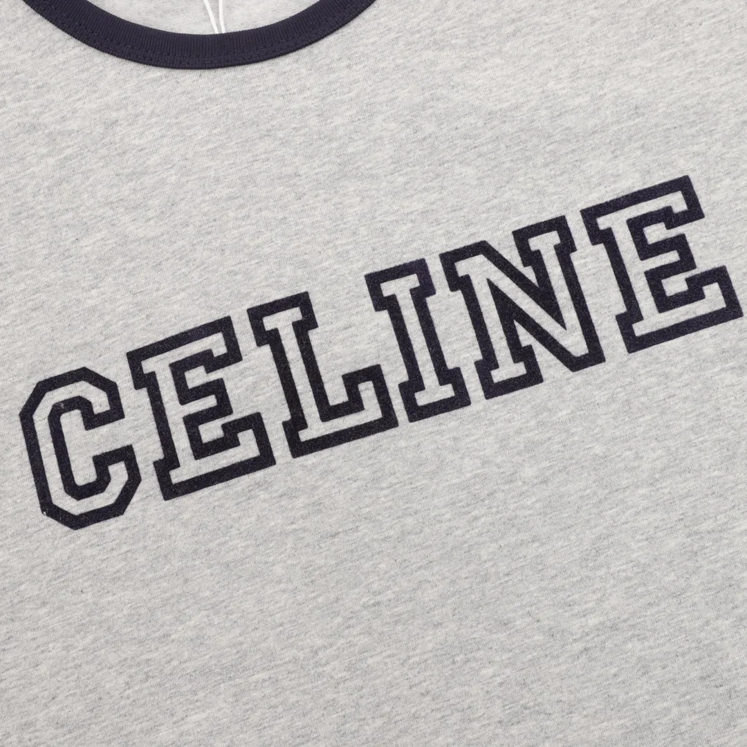 🅿️250 Celine Celine round neck short-sleeved T-shirt with flocked letters. Complete with three labels. It is made of high-end Salona fabric and has a flocking pattern on the front. It feels very comfortable. The OS drop-shoulder version is fashionable and individual. It is super versatile! The threaded neckline is not loose, the color is fixed at high temperature, and the through-shoulder strapping process is used. Unisex Size: XS-L