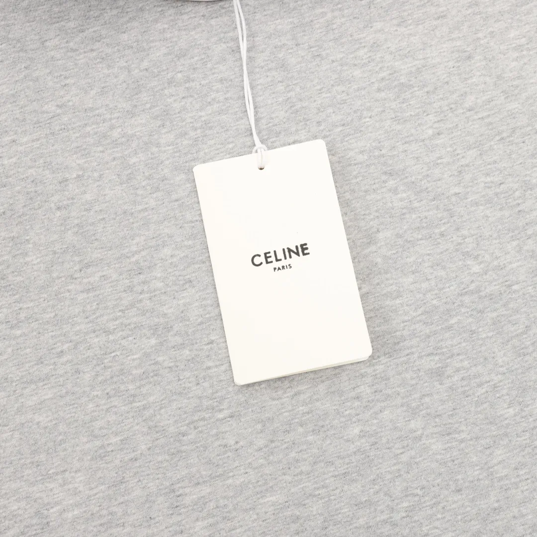 🅿️250 Celine Celine round neck short-sleeved T-shirt with flocked letters. Complete with three labels. It is made of high-end Salona fabric and has a flocking pattern on the front. It feels very comfortable. The OS drop-shoulder version is fashionable and individual. It is super versatile! The threaded neckline is not loose, the color is fixed at high temperature, and the through-shoulder strapping process is used. Unisex Size: XS-L
