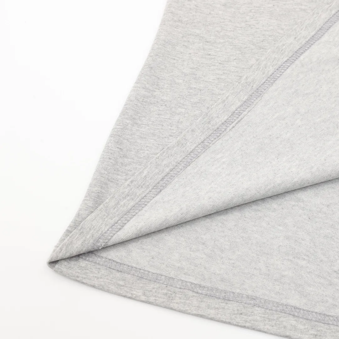 🅿️250 Celine Celine round neck short-sleeved T-shirt with flocked letters. Complete with three labels. It is made of high-end Salona fabric and has a flocking pattern on the front. It feels very comfortable. The OS drop-shoulder version is fashionable and individual. It is super versatile! The threaded neckline is not loose, the color is fixed at high temperature, and the through-shoulder strapping process is used. Unisex Size: XS-L