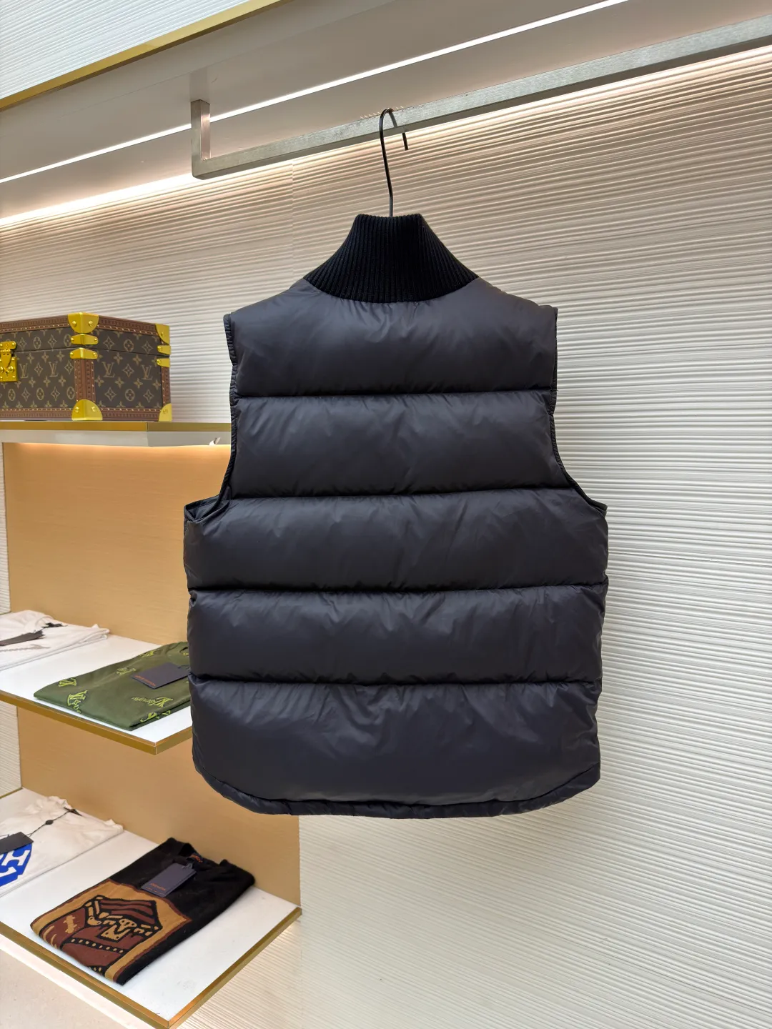 Celine lightweight sleeveless down jacket [Women's clothing] ●Item number: 1681073-C65 ●Fabric: Outer layer: nylon fabric; Inner layer: white duck down ●Technology: Mechanical down filling ●Version: Fitted version ●Weight: about 445 grams ●Size: 36-38-40 ●Description: The fabric is made of 100% nylon (nylon). Its high-density structure achieves excellent windproof effect. It also has strong wear resistance and wrinkle resistance. It is scratch-free for daily wear and can be easily taken care of. The inner lining is made of 100% polyamide, which has a smooth texture and further enhances wearing comfort and freedom of movement. The TRIOMPHE signature patch is carefully crafted with high-density foam padding and embroidery technology. Each embroidery trace is precise and neat, and the back is lined and hemmed to ensure neatness inside and outside, the stitches are even and fine, the three-dimensional relief texture lasts as new, and the extraordinary creative spirit is demonstrated in every detail. The lining is fully hemmed, and the seams are flat and smooth, eliminating friction. Quilting encryption technology is implemented in key parts to effectively prevent down displacement and ensure that it maintains a uniform and fluffy shape for long-term wear. TRIOMPHE custom-made snap buttons, each snap button is firmly stitched, opens and closes smoothly, taking into account both practical function and exquisite aesthetics. The ribbed wool high collar is woven with fine wool and has moderate elasticity. It can closely fit the curve of the neck, achieve windproofing and warmth without leaving gaps, and gently care for sensitive skin. White duck down has high down content and excellent fluffiness. It is filled with a scientific ratio of duck down and polyester fiber, and combines the efficient temperature-locking properties of duck down with the long-lasting support of polyester fiber to create a lightweight, non-sense yet warm and reliable thermal insulation system, making it easier to keep out the cold. The overall wiring is straight and delicate, the fabric is comfortable and soft, and the color is consistent without color difference. It can be matched with the same style to create a fashionable look and control various occasions. Customized accessories, complete with three standards, same style for men and women!