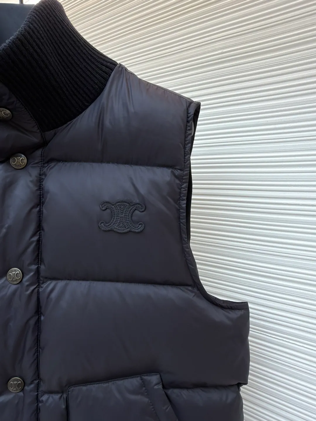 Celine lightweight sleeveless down jacket [Women's clothing] ●Item number: 1681073-C65 ●Fabric: Outer layer: nylon fabric; Inner layer: white duck down ●Technology: Mechanical down filling ●Version: Fitted version ●Weight: about 445 grams ●Size: 36-38-40 ●Description: The fabric is made of 100% nylon (nylon). Its high-density structure achieves excellent windproof effect. It also has strong wear resistance and wrinkle resistance. It is scratch-free for daily wear and can be easily taken care of. The inner lining is made of 100% polyamide, which has a smooth texture and further enhances wearing comfort and freedom of movement. The TRIOMPHE signature patch is carefully crafted with high-density foam padding and embroidery technology. Each embroidery trace is precise and neat, and the back is lined and hemmed to ensure neatness inside and outside, the stitches are even and fine, the three-dimensional relief texture lasts as new, and the extraordinary creative spirit is demonstrated in every detail. The lining is fully hemmed, and the seams are flat and smooth, eliminating friction. Quilting encryption technology is implemented in key parts to effectively prevent down displacement and ensure that it maintains a uniform and fluffy shape for long-term wear. TRIOMPHE custom-made snap buttons, each snap button is firmly stitched, opens and closes smoothly, taking into account both practical function and exquisite aesthetics. The ribbed wool high collar is woven with fine wool and has moderate elasticity. It can closely fit the curve of the neck, achieve windproofing and warmth without leaving gaps, and gently care for sensitive skin. White duck down has high down content and excellent fluffiness. It is filled with a scientific ratio of duck down and polyester fiber, and combines the efficient temperature-locking properties of duck down with the long-lasting support of polyester fiber to create a lightweight, non-sense yet warm and reliable thermal insulation system, making it easier to keep out the cold. The overall wiring is straight and delicate, the fabric is comfortable and soft, and the color is consistent without color difference. It can be matched with the same style to create a fashionable look and control various occasions. Customized accessories, complete with three standards, same style for men and women!