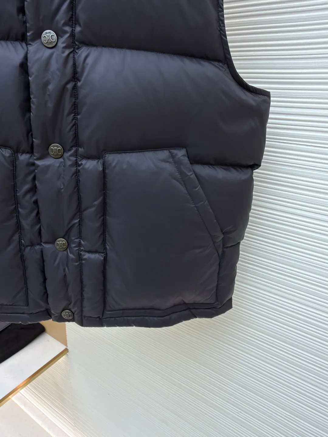 Celine lightweight sleeveless down jacket [Women's clothing] ●Item number: 1681073-C65 ●Fabric: Outer layer: nylon fabric; Inner layer: white duck down ●Technology: Mechanical down filling ●Version: Fitted version ●Weight: about 445 grams ●Size: 36-38-40 ●Description: The fabric is made of 100% nylon (nylon). Its high-density structure achieves excellent windproof effect. It also has strong wear resistance and wrinkle resistance. It is scratch-free for daily wear and can be easily taken care of. The inner lining is made of 100% polyamide, which has a smooth texture and further enhances wearing comfort and freedom of movement. The TRIOMPHE signature patch is carefully crafted with high-density foam padding and embroidery technology. Each embroidery trace is precise and neat, and the back is lined and hemmed to ensure neatness inside and outside, the stitches are even and fine, the three-dimensional relief texture lasts as new, and the extraordinary creative spirit is demonstrated in every detail. The lining is fully hemmed, and the seams are flat and smooth, eliminating friction. Quilting encryption technology is implemented in key parts to effectively prevent down displacement and ensure that it maintains a uniform and fluffy shape for long-term wear. TRIOMPHE custom-made snap buttons, each snap button is firmly stitched, opens and closes smoothly, taking into account both practical function and exquisite aesthetics. The ribbed wool high collar is woven with fine wool and has moderate elasticity. It can closely fit the curve of the neck, achieve windproofing and warmth without leaving gaps, and gently care for sensitive skin. White duck down has high down content and excellent fluffiness. It is filled with a scientific ratio of duck down and polyester fiber, and combines the efficient temperature-locking properties of duck down with the long-lasting support of polyester fiber to create a lightweight, non-sense yet warm and reliable thermal insulation system, making it easier to keep out the cold. The overall wiring is straight and delicate, the fabric is comfortable and soft, and the color is consistent without color difference. It can be matched with the same style to create a fashionable look and control various occasions. Customized accessories, complete with three standards, same style for men and women!
