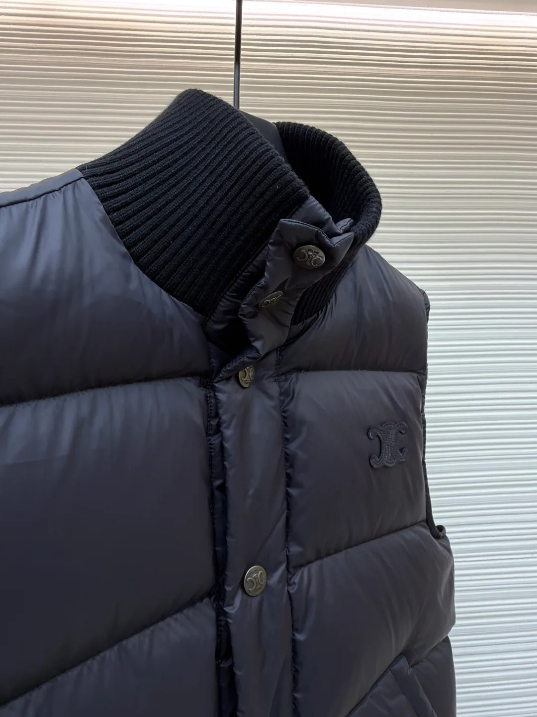 Celine lightweight sleeveless down jacket [Women's clothing] ●Item number: 1681073-C65 ●Fabric: Outer layer: nylon fabric; Inner layer: white duck down ●Technology: Mechanical down filling ●Version: Fitted version ●Weight: about 445 grams ●Size: 36-38-40 ●Description: The fabric is made of 100% nylon (nylon). Its high-density structure achieves excellent windproof effect. It also has strong wear resistance and wrinkle resistance. It is scratch-free for daily wear and can be easily taken care of. The inner lining is made of 100% polyamide, which has a smooth texture and further enhances wearing comfort and freedom of movement. The TRIOMPHE signature patch is carefully crafted with high-density foam padding and embroidery technology. Each embroidery trace is precise and neat, and the back is lined and hemmed to ensure neatness inside and outside, the stitches are even and fine, the three-dimensional relief texture lasts as new, and the extraordinary creative spirit is demonstrated in every detail. The lining is fully hemmed, and the seams are flat and smooth, eliminating friction. Quilting encryption technology is implemented in key parts to effectively prevent down displacement and ensure that it maintains a uniform and fluffy shape for long-term wear. TRIOMPHE custom-made snap buttons, each snap button is firmly stitched, opens and closes smoothly, taking into account both practical function and exquisite aesthetics. The ribbed wool high collar is woven with fine wool and has moderate elasticity. It can closely fit the curve of the neck, achieve windproofing and warmth without leaving gaps, and gently care for sensitive skin. White duck down has high down content and excellent fluffiness. It is filled with a scientific ratio of duck down and polyester fiber, and combines the efficient temperature-locking properties of duck down with the long-lasting support of polyester fiber to create a lightweight, non-sense yet warm and reliable thermal insulation system, making it easier to keep out the cold. The overall wiring is straight and delicate, the fabric is comfortable and soft, and the color is consistent without color difference. It can be matched with the same style to create a fashionable look and control various occasions. Customized accessories, complete with three standards, same style for men and women!