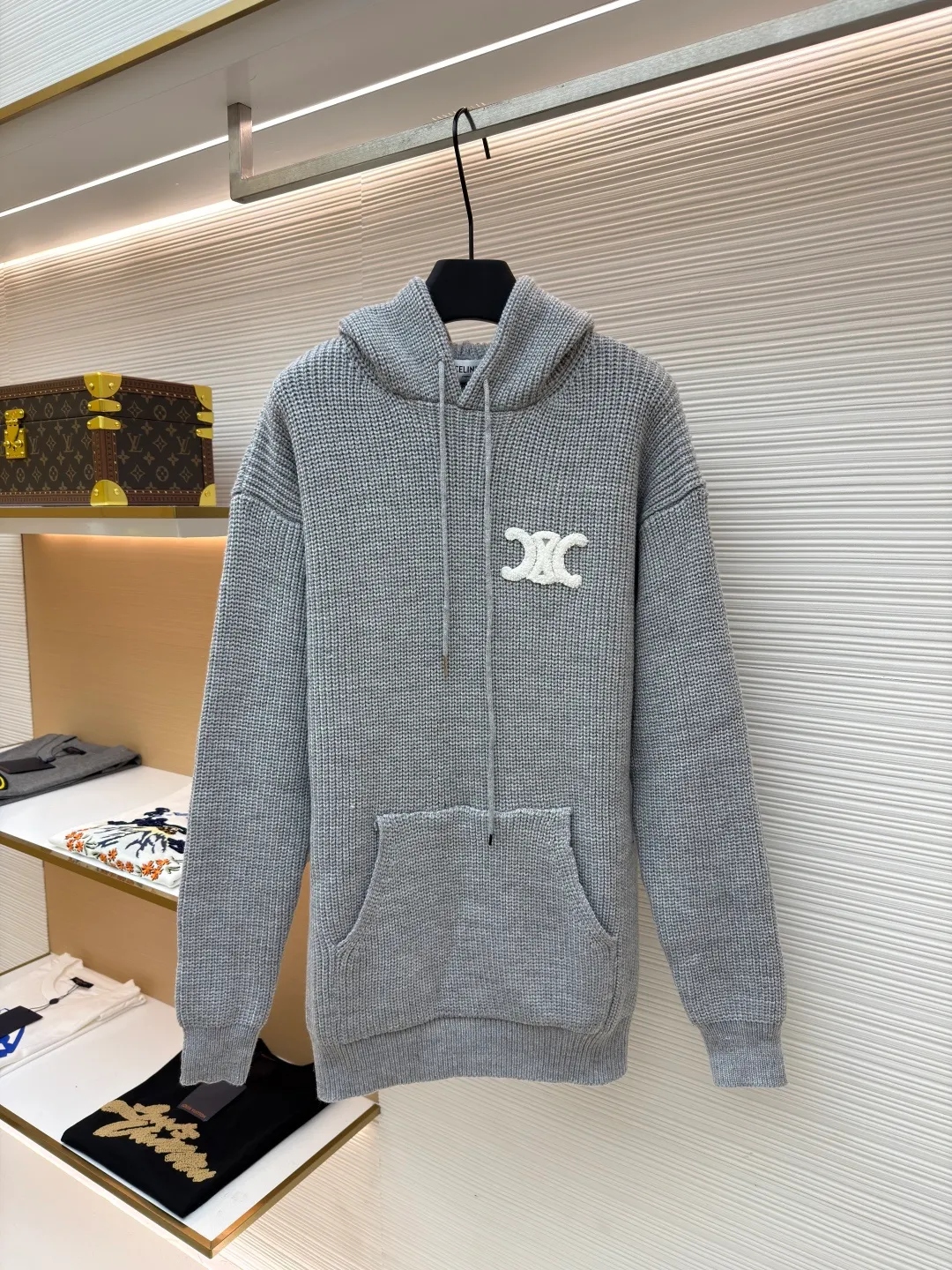 Celine embroidered logo knitted hoodie ●Original version: Purchased and developed for 12500 ●Item number: 1681279-B10 ●Fabric: wool blended fabric ●Technology: knitted production ●Color: gray ●Version: Fitted version ●Weight: about 925 grams ●Size: S-M-L-XL ●Description: Woven with 55 merino wool yarn and cotton yarn. The fabric is woven into a finished product with a three-dimensional shape. The garment is washed to remove impurities on the surface of the wool - adding hand feel - and fixing the shape. TRIOMPHE embroidered loose fit hood with adjustable drawstring, metal hoop engraved with CELINE PARIS 1 kangaroo pocket with ribbed trim. The overall wiring is straight and delicate, the fabric is comfortable and soft, and the color is consistent without color difference. It can be matched with the same style to create a fashionable look and control various occasions. Customized accessories, complete with three standards, same style for men and women!
