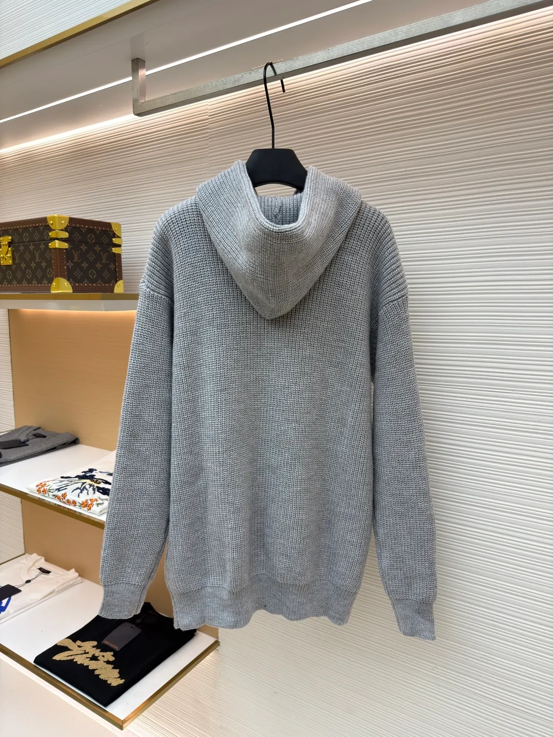 Celine embroidered logo knitted hoodie ●Original version: Purchased and developed for 12500 ●Item number: 1681279-B10 ●Fabric: wool blended fabric ●Technology: knitted production ●Color: gray ●Version: Fitted version ●Weight: about 925 grams ●Size: S-M-L-XL ●Description: Woven with 55 merino wool yarn and cotton yarn. The fabric is woven into a finished product with a three-dimensional shape. The garment is washed to remove impurities on the surface of the wool - adding hand feel - and fixing the shape. TRIOMPHE embroidered loose fit hood with adjustable drawstring, metal hoop engraved with CELINE PARIS 1 kangaroo pocket with ribbed trim. The overall wiring is straight and delicate, the fabric is comfortable and soft, and the color is consistent without color difference. It can be matched with the same style to create a fashionable look and control various occasions. Customized accessories, complete with three standards, same style for men and women!