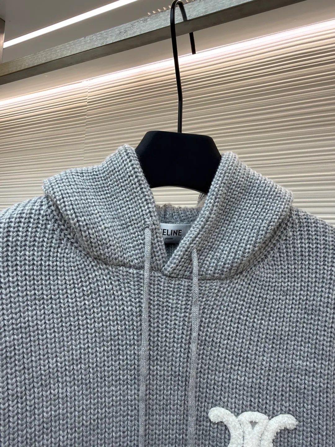Celine embroidered logo knitted hoodie ●Original version: Purchased and developed for 12500 ●Item number: 1681279-B10 ●Fabric: wool blended fabric ●Technology: knitted production ●Color: gray ●Version: Fitted version ●Weight: about 925 grams ●Size: S-M-L-XL ●Description: Woven with 55 merino wool yarn and cotton yarn. The fabric is woven into a finished product with a three-dimensional shape. The garment is washed to remove impurities on the surface of the wool - adding hand feel - and fixing the shape. TRIOMPHE embroidered loose fit hood with adjustable drawstring, metal hoop engraved with CELINE PARIS 1 kangaroo pocket with ribbed trim. The overall wiring is straight and delicate, the fabric is comfortable and soft, and the color is consistent without color difference. It can be matched with the same style to create a fashionable look and control various occasions. Customized accessories, complete with three standards, same style for men and women!