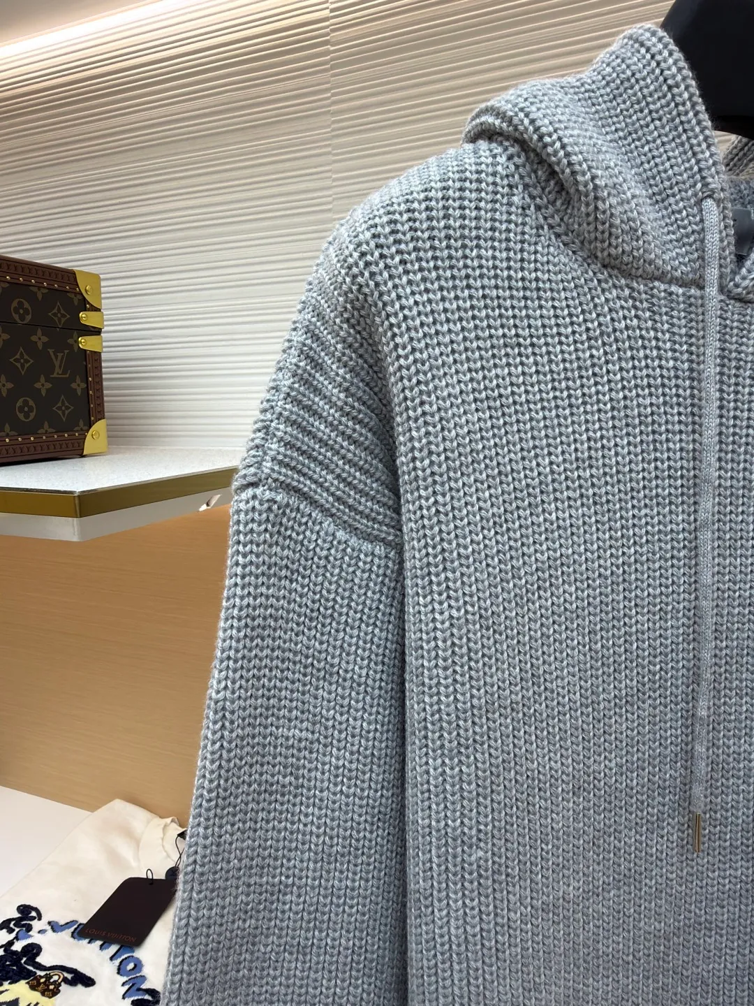 Celine embroidered logo knitted hoodie ●Original version: Purchased and developed for 12500 ●Item number: 1681279-B10 ●Fabric: wool blended fabric ●Technology: knitted production ●Color: gray ●Version: Fitted version ●Weight: about 925 grams ●Size: S-M-L-XL ●Description: Woven with 55 merino wool yarn and cotton yarn. The fabric is woven into a finished product with a three-dimensional shape. The garment is washed to remove impurities on the surface of the wool - adding hand feel - and fixing the shape. TRIOMPHE embroidered loose fit hood with adjustable drawstring, metal hoop engraved with CELINE PARIS 1 kangaroo pocket with ribbed trim. The overall wiring is straight and delicate, the fabric is comfortable and soft, and the color is consistent without color difference. It can be matched with the same style to create a fashionable look and control various occasions. Customized accessories, complete with three standards, same style for men and women!