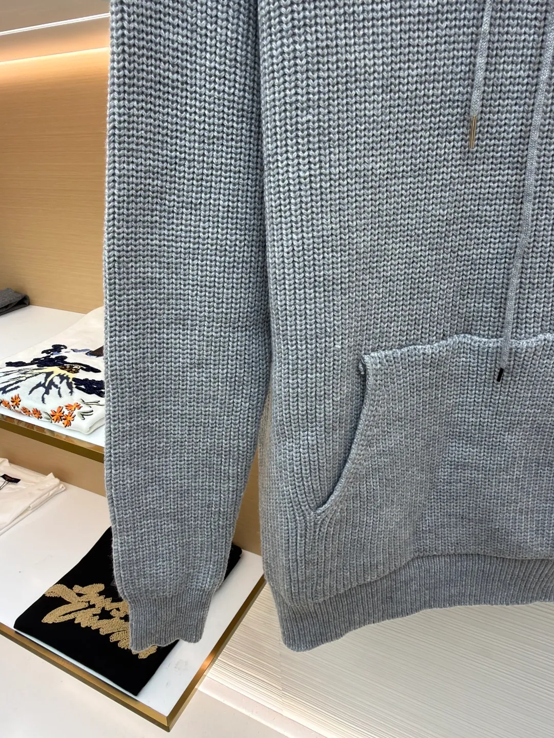 Celine embroidered logo knitted hoodie ●Original version: Purchased and developed for 12500 ●Item number: 1681279-B10 ●Fabric: wool blended fabric ●Technology: knitted production ●Color: gray ●Version: Fitted version ●Weight: about 925 grams ●Size: S-M-L-XL ●Description: Woven with 55 merino wool yarn and cotton yarn. The fabric is woven into a finished product with a three-dimensional shape. The garment is washed to remove impurities on the surface of the wool - adding hand feel - and fixing the shape. TRIOMPHE embroidered loose fit hood with adjustable drawstring, metal hoop engraved with CELINE PARIS 1 kangaroo pocket with ribbed trim. The overall wiring is straight and delicate, the fabric is comfortable and soft, and the color is consistent without color difference. It can be matched with the same style to create a fashionable look and control various occasions. Customized accessories, complete with three standards, same style for men and women!
