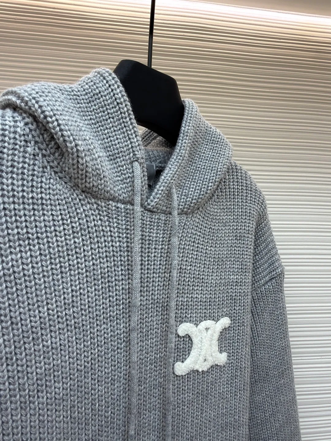 Celine embroidered logo knitted hoodie ●Original version: Purchased and developed for 12500 ●Item number: 1681279-B10 ●Fabric: wool blended fabric ●Technology: knitted production ●Color: gray ●Version: Fitted version ●Weight: about 925 grams ●Size: S-M-L-XL ●Description: Woven with 55 merino wool yarn and cotton yarn. The fabric is woven into a finished product with a three-dimensional shape. The garment is washed to remove impurities on the surface of the wool - adding hand feel - and fixing the shape. TRIOMPHE embroidered loose fit hood with adjustable drawstring, metal hoop engraved with CELINE PARIS 1 kangaroo pocket with ribbed trim. The overall wiring is straight and delicate, the fabric is comfortable and soft, and the color is consistent without color difference. It can be matched with the same style to create a fashionable look and control various occasions. Customized accessories, complete with three standards, same style for men and women!