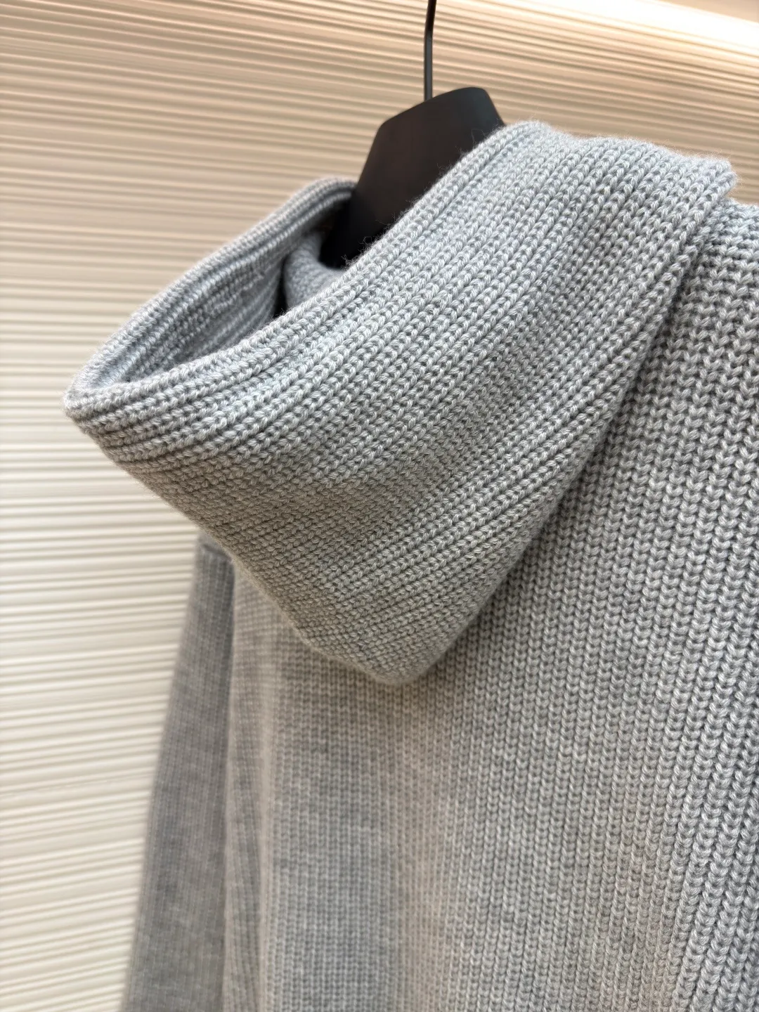 Celine embroidered logo knitted hoodie ●Original version: Purchased and developed for 12500 ●Item number: 1681279-B10 ●Fabric: wool blended fabric ●Technology: knitted production ●Color: gray ●Version: Fitted version ●Weight: about 925 grams ●Size: S-M-L-XL ●Description: Woven with 55 merino wool yarn and cotton yarn. The fabric is woven into a finished product with a three-dimensional shape. The garment is washed to remove impurities on the surface of the wool - adding hand feel - and fixing the shape. TRIOMPHE embroidered loose fit hood with adjustable drawstring, metal hoop engraved with CELINE PARIS 1 kangaroo pocket with ribbed trim. The overall wiring is straight and delicate, the fabric is comfortable and soft, and the color is consistent without color difference. It can be matched with the same style to create a fashionable look and control various occasions. Customized accessories, complete with three standards, same style for men and women!