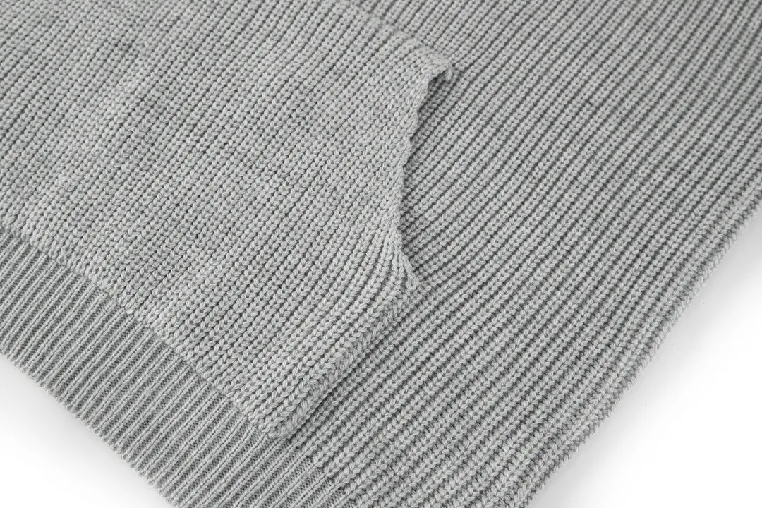🅿️560 exclusive supply] Celine 22FW patch hooded sweater (grey). The original version was purchased and developed for 12,500. The fabric is made of 75 wool 25 angora rabbit fur that is closest to the original version. It is made of customized expanded blended wool. The upper body is comfortable and soft, and the weight is 700 grams. It is made of imported Stoll weaving with clear texture and 7-needle double ingot stitching method. The imported thickened felt cloth on the front chest is embroidered with letters using laser embroidery technology. High-energy laser beams are used for fine cutting and embroidery on the fabric. The letter material is made of wool superfiber positioning laser embroidery, which combines the strength of wool. Natural softness and durability of microfiber, the laser beam is used to precisely embroider at designated positions to achieve a highly precise embroidery effect. The letters have smooth lines and clear edges. The felt must be washed after embroidery to make it fluffy and more coordinated with the clothes. Thin felt is used for embroidery on the market and cannot be washed. Customized letter engraved white alloy tail clip, custom-woven and dyed cotton textured round rope, complete three-label accessories, OS loose version design, different from the market version. Size:S-M-L