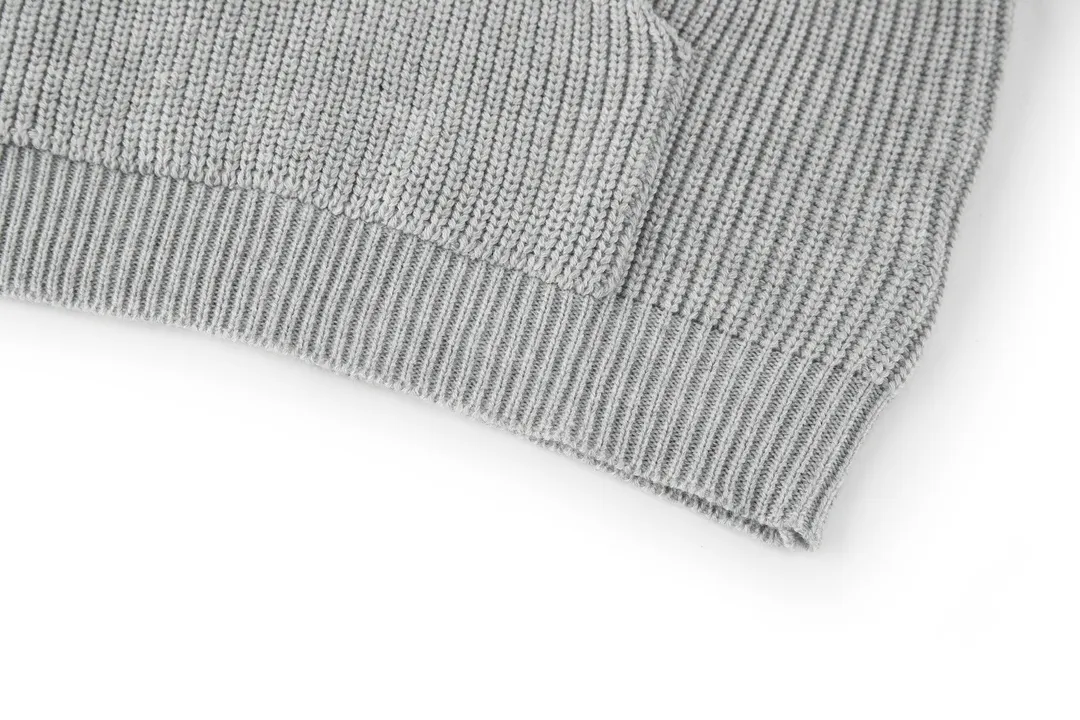 🅿️560 exclusive supply] Celine 22FW patch hooded sweater (grey). The original version was purchased and developed for 12,500. The fabric is made of 75 wool 25 angora rabbit fur that is closest to the original version. It is made of customized expanded blended wool. The upper body is comfortable and soft, and the weight is 700 grams. It is made of imported Stoll weaving with clear texture and 7-needle double ingot stitching method. The imported thickened felt cloth on the front chest is embroidered with letters using laser embroidery technology. High-energy laser beams are used for fine cutting and embroidery on the fabric. The letter material is made of wool superfiber positioning laser embroidery, which combines the strength of wool. Natural softness and durability of microfiber, the laser beam is used to precisely embroider at designated positions to achieve a highly precise embroidery effect. The letters have smooth lines and clear edges. The felt must be washed after embroidery to make it fluffy and more coordinated with the clothes. Thin felt is used for embroidery on the market and cannot be washed. Customized letter engraved white alloy tail clip, custom-woven and dyed cotton textured round rope, complete three-label accessories, OS loose version design, different from the market version. Size:S-M-L