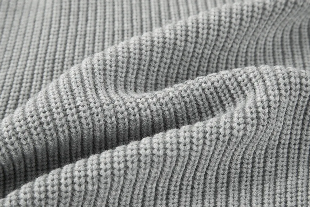 🅿️560 exclusive supply] Celine 22FW patch hooded sweater (grey). The original version was purchased and developed for 12,500. The fabric is made of 75 wool 25 angora rabbit fur that is closest to the original version. It is made of customized expanded blended wool. The upper body is comfortable and soft, and the weight is 700 grams. It is made of imported Stoll weaving with clear texture and 7-needle double ingot stitching method. The imported thickened felt cloth on the front chest is embroidered with letters using laser embroidery technology. High-energy laser beams are used for fine cutting and embroidery on the fabric. The letter material is made of wool superfiber positioning laser embroidery, which combines the strength of wool. Natural softness and durability of microfiber, the laser beam is used to precisely embroider at designated positions to achieve a highly precise embroidery effect. The letters have smooth lines and clear edges. The felt must be washed after embroidery to make it fluffy and more coordinated with the clothes. Thin felt is used for embroidery on the market and cannot be washed. Customized letter engraved white alloy tail clip, custom-woven and dyed cotton textured round rope, complete three-label accessories, OS loose version design, different from the market version. Size:S-M-L
