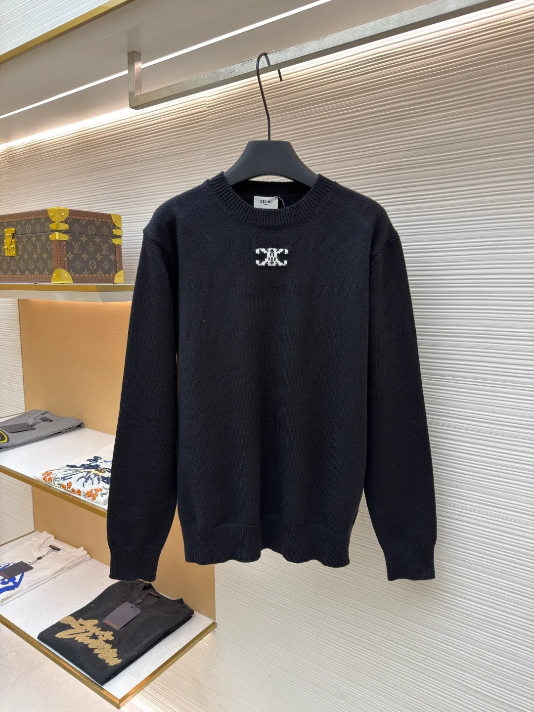 Celine Arc de Triomphe jacquard knitted pullover ●Item number: 1681934-A75 ●Fabric: wool blended fabric ●Technology: jacquard knitting ●Color: black ●Version: fitted version ●Weight: about 535 grams ●Size: S-M-L-XL ●Description: Made of 30% wool, 70% cotton. Partial intarsia craftsmanship, imported 12-knit fabric. The entire garment takes 120 minutes to complete. Garment washing - removal of wool impurities - color fixation - fixed version. This model is CELINE's 2026 new masterpiece. The chest is embellished with partial intarsia of the Arc de Triomphe, adding a new design style. Wool 30% 70% cotton yarn. Not machine washable - do not rinse. The overall wiring is straight and delicate, the fabric is comfortable and soft, and the color is consistent without color difference. It can be matched with the same style to create a fashionable look and control various occasions. Customized accessories, complete with three standards, same style for men and women!
