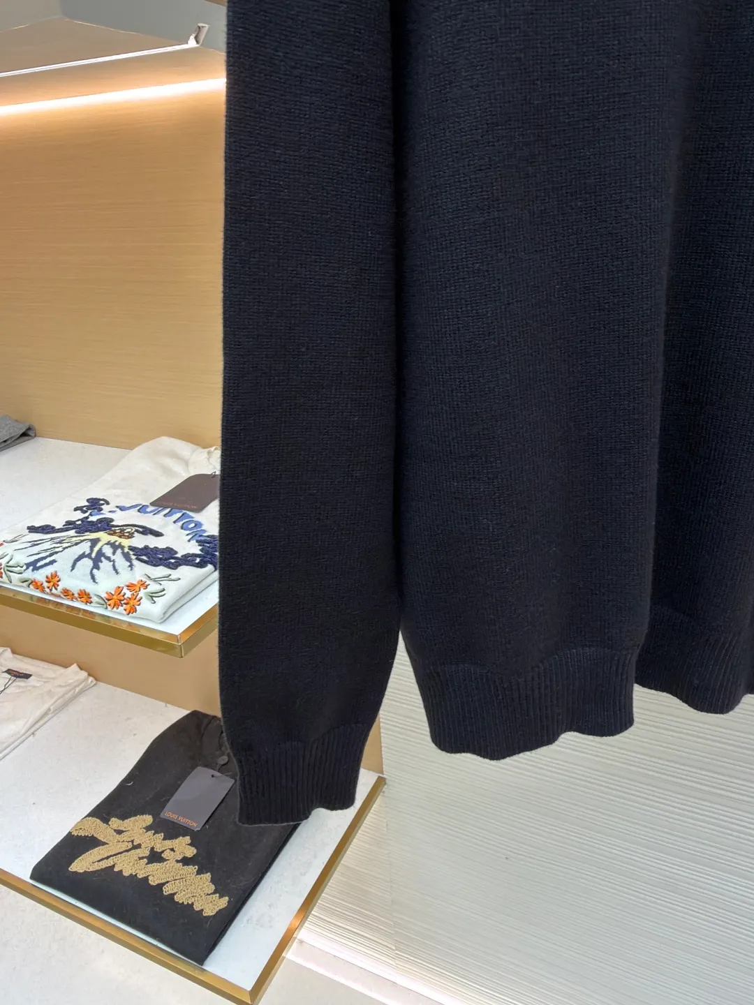 Celine Arc de Triomphe jacquard knitted pullover ●Item number: 1681934-A75 ●Fabric: wool blended fabric ●Technology: jacquard knitting ●Color: black ●Version: fitted version ●Weight: about 535 grams ●Size: S-M-L-XL ●Description: Made of 30% wool, 70% cotton. Partial intarsia craftsmanship, imported 12-knit fabric. The entire garment takes 120 minutes to complete. Garment washing - removal of wool impurities - color fixation - fixed version. This model is CELINE's 2026 new masterpiece. The chest is embellished with partial intarsia of the Arc de Triomphe, adding a new design style. Wool 30% 70% cotton yarn. Not machine washable - do not rinse. The overall wiring is straight and delicate, the fabric is comfortable and soft, and the color is consistent without color difference. It can be matched with the same style to create a fashionable look and control various occasions. Customized accessories, complete with three standards, same style for men and women!
