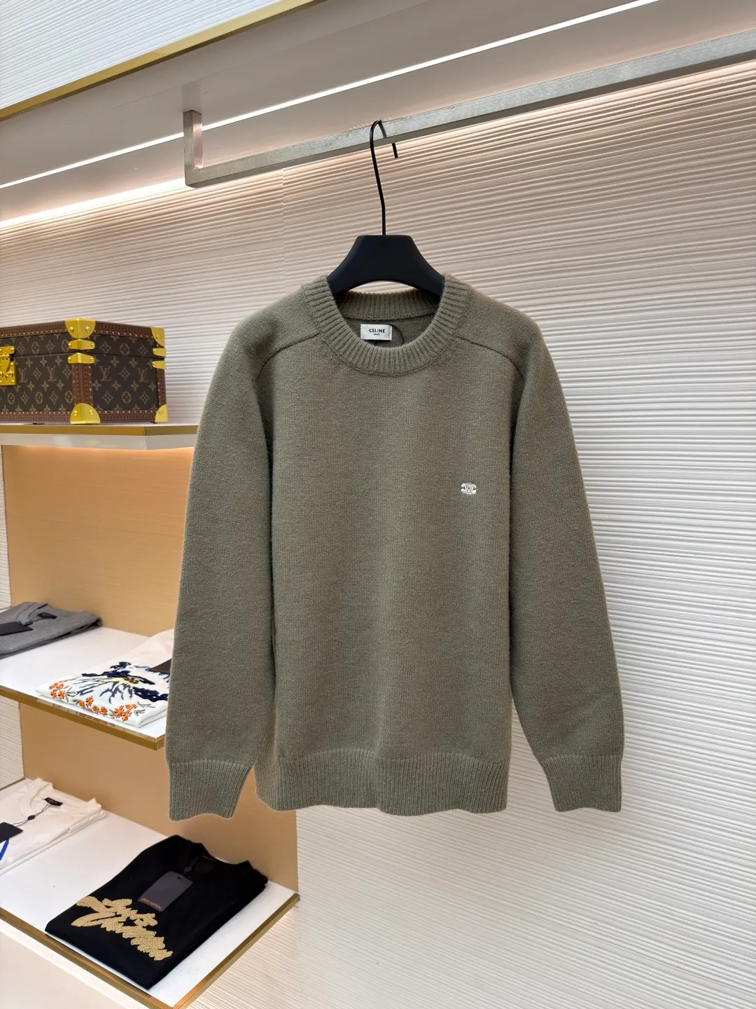 Celine Arc de Triomphe embroidered logo sweater ●Original version: 9900 purchase and development ●Item number: 1681301-A45 ●Fabric: wool blended fabric ●Technology: 3D embroidery production ●Color: green ●Version: fitted version ●Weight: about 630 grams ●Size: S-M-L-XL ●Description: Made of 35% wool, 15% cashmere, 50% cotton yarn. This fabric is soft and has a three-dimensional shape that won't change shape after being worn for a long time. The embroidery uses 3D three-dimensional embroidery, and the chest is embellished with the Arc de Triomphe embroidered logo. This style is machine-knitted with 7 needles, and the high-density thick stitching ensures warmth. Later process: washing and color fixation - fixed version - wool impurities. The overall wiring is straight and delicate, the fabric is comfortable and soft, and the color is consistent without color difference. It can be matched with the same style to create a fashionable look and control various occasions. Customized accessories, complete with three standards, same style for men and women!