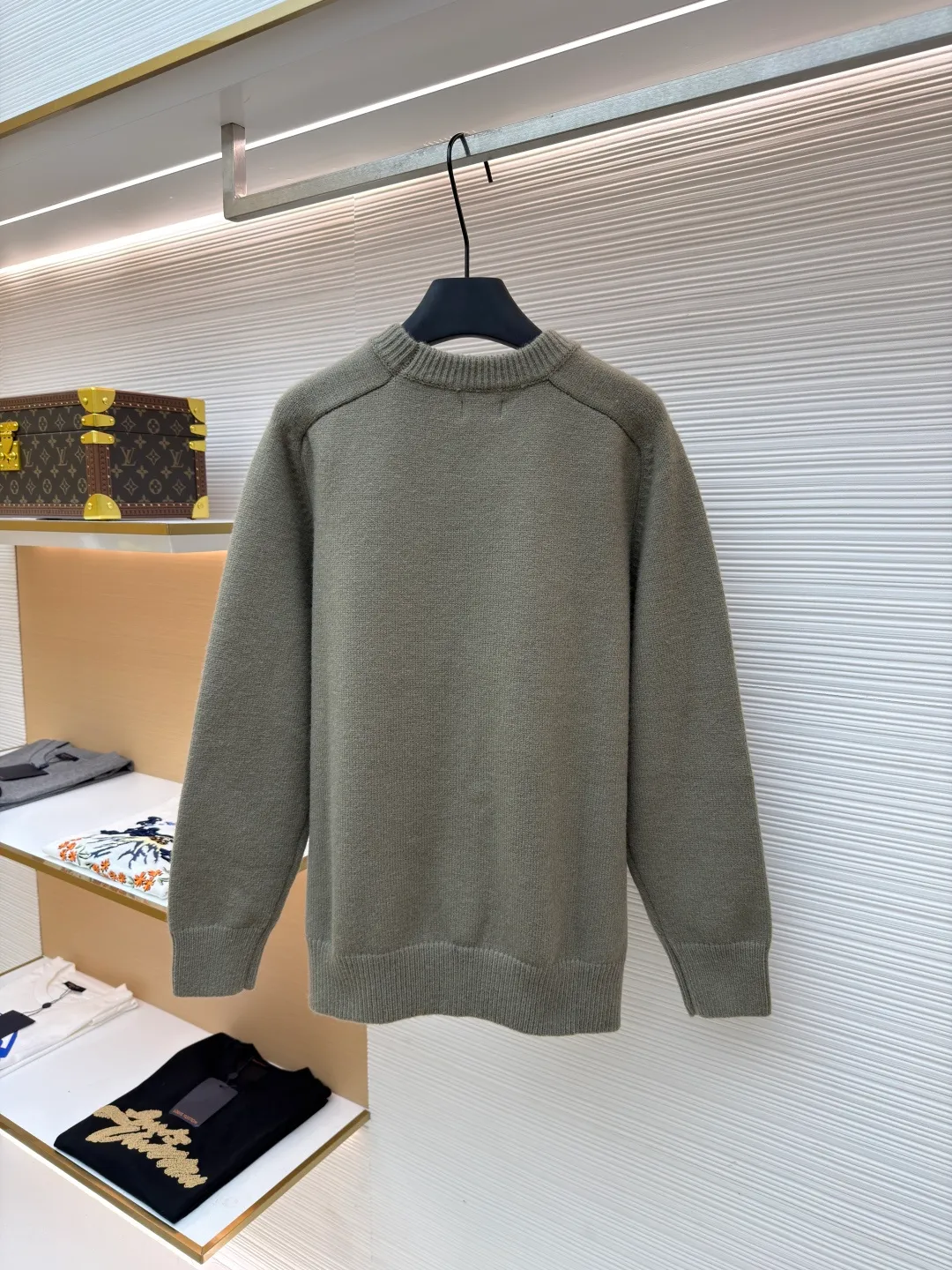 Celine Arc de Triomphe embroidered logo sweater ●Original version: 9900 purchase and development ●Item number: 1681301-A45 ●Fabric: wool blended fabric ●Technology: 3D embroidery production ●Color: green ●Version: fitted version ●Weight: about 630 grams ●Size: S-M-L-XL ●Description: Made of 35% wool, 15% cashmere, 50% cotton yarn. This fabric is soft and has a three-dimensional shape that won't change shape after being worn for a long time. The embroidery uses 3D three-dimensional embroidery, and the chest is embellished with the Arc de Triomphe embroidered logo. This style is machine-knitted with 7 needles, and the high-density thick stitching ensures warmth. Later process: washing and color fixation - fixed version - wool impurities. The overall wiring is straight and delicate, the fabric is comfortable and soft, and the color is consistent without color difference. It can be matched with the same style to create a fashionable look and control various occasions. Customized accessories, complete with three standards, same style for men and women!