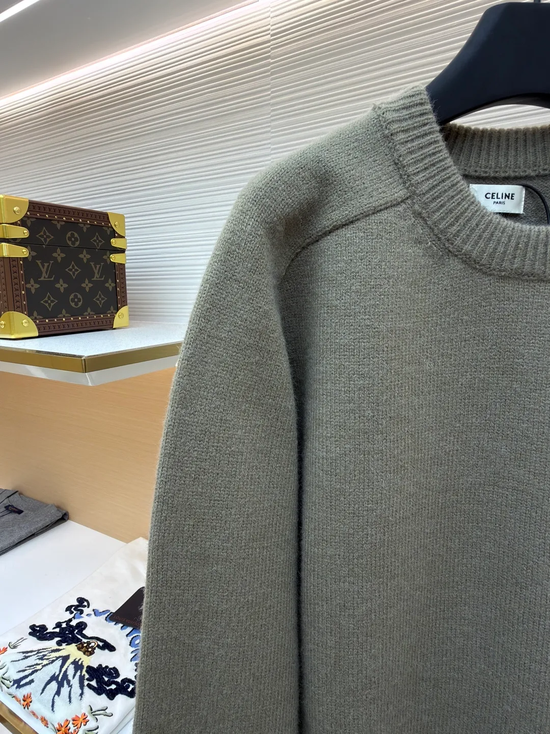 Celine Arc de Triomphe embroidered logo sweater ●Original version: 9900 purchase and development ●Item number: 1681301-A45 ●Fabric: wool blended fabric ●Technology: 3D embroidery production ●Color: green ●Version: fitted version ●Weight: about 630 grams ●Size: S-M-L-XL ●Description: Made of 35% wool, 15% cashmere, 50% cotton yarn. This fabric is soft and has a three-dimensional shape that won't change shape after being worn for a long time. The embroidery uses 3D three-dimensional embroidery, and the chest is embellished with the Arc de Triomphe embroidered logo. This style is machine-knitted with 7 needles, and the high-density thick stitching ensures warmth. Later process: washing and color fixation - fixed version - wool impurities. The overall wiring is straight and delicate, the fabric is comfortable and soft, and the color is consistent without color difference. It can be matched with the same style to create a fashionable look and control various occasions. Customized accessories, complete with three standards, same style for men and women!