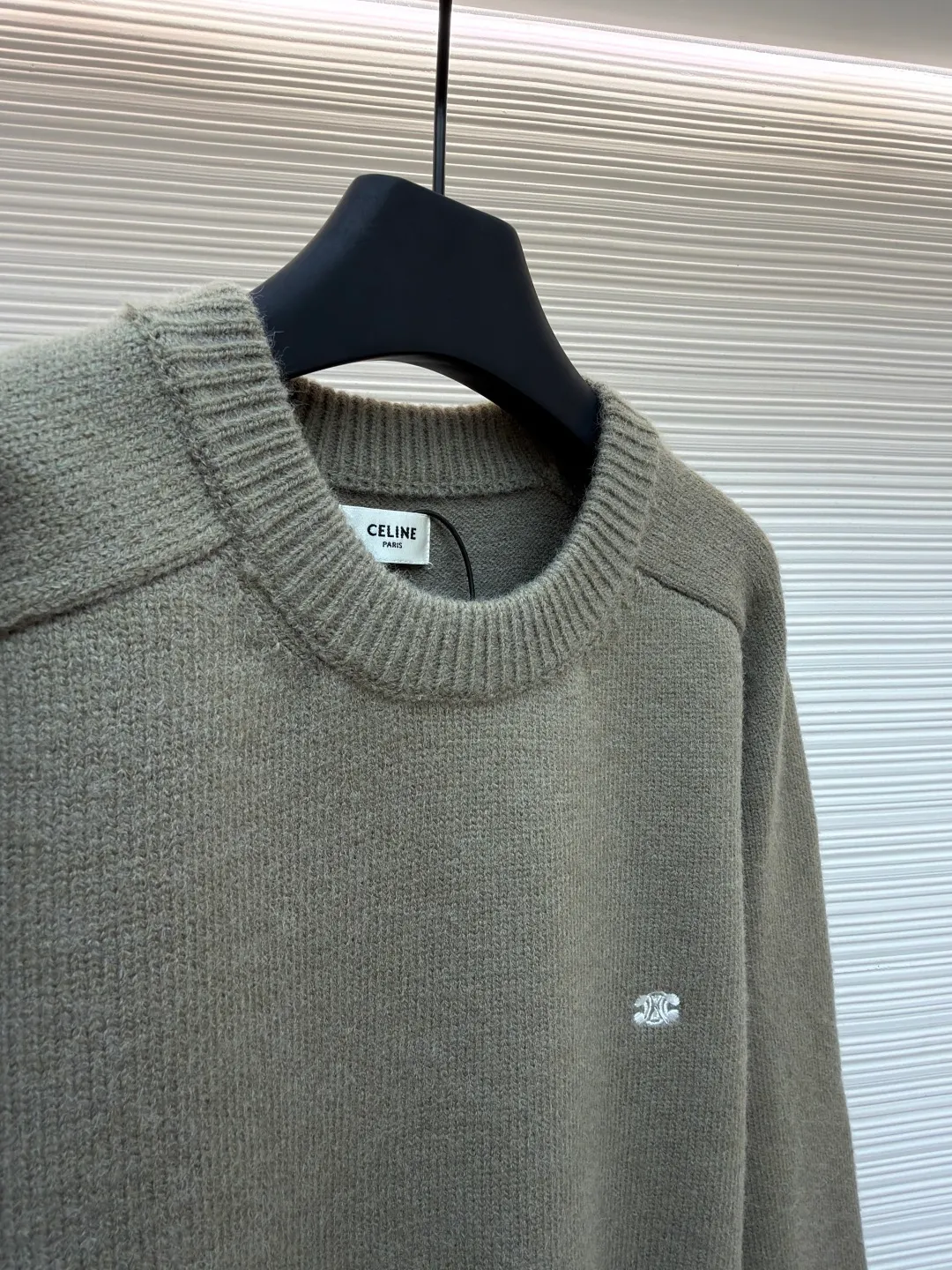 Celine Arc de Triomphe embroidered logo sweater ●Original version: 9900 purchase and development ●Item number: 1681301-A45 ●Fabric: wool blended fabric ●Technology: 3D embroidery production ●Color: green ●Version: fitted version ●Weight: about 630 grams ●Size: S-M-L-XL ●Description: Made of 35% wool, 15% cashmere, 50% cotton yarn. This fabric is soft and has a three-dimensional shape that won't change shape after being worn for a long time. The embroidery uses 3D three-dimensional embroidery, and the chest is embellished with the Arc de Triomphe embroidered logo. This style is machine-knitted with 7 needles, and the high-density thick stitching ensures warmth. Later process: washing and color fixation - fixed version - wool impurities. The overall wiring is straight and delicate, the fabric is comfortable and soft, and the color is consistent without color difference. It can be matched with the same style to create a fashionable look and control various occasions. Customized accessories, complete with three standards, same style for men and women!