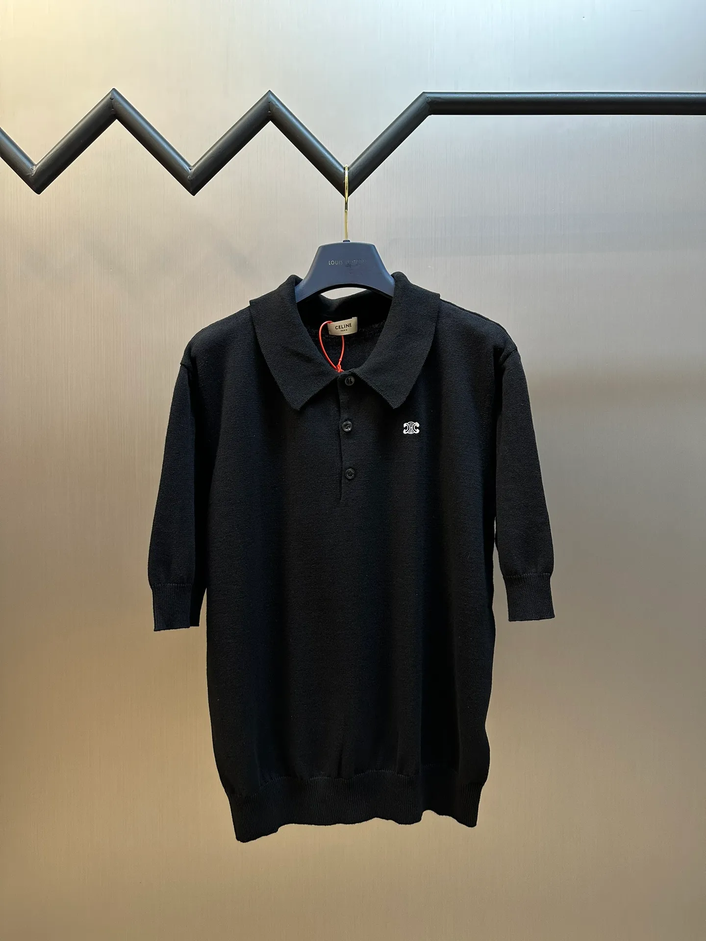 🅿️350 Celine Arc de Triomphe short-sleeved polo shirt. Custom-woven fine seven-needle woolen fabric. The iconic Celine Arc de Triomphe logo embellishes the front. It is sublimated by combining the logo sweater with the Polo shirt. The three-dimensional silhouette optimizes body proportions. Every strand of fiber contains low-key luxury.  Adopt imported machine embroidery technology, use advanced computer control systems and precision mechanical components to realize the Arc de Triomphe embroidery operation. Using three-dimensional seam stitching, it uses a specific sewing method at the seams to make the clothing more three-dimensional and fit the body.  The garment washing water is softened and deodorized using professional washing equipment and specific detergents to deeply clean and deodorize the clothes, improving the feel and appearance of the clothes.  size：S M L XL