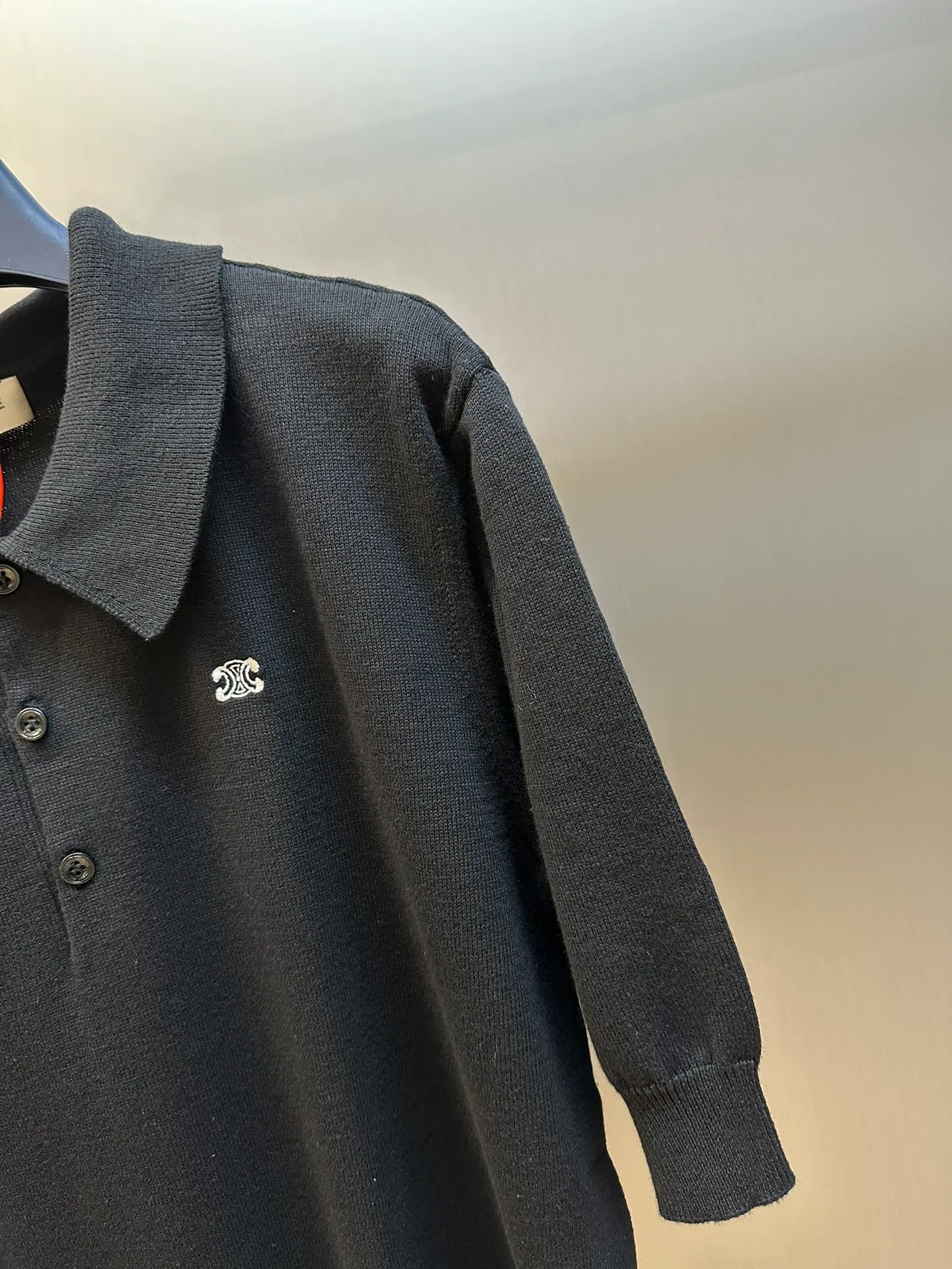 🅿️350 Celine Arc de Triomphe short-sleeved polo shirt. Custom-woven fine seven-needle woolen fabric. The iconic Celine Arc de Triomphe logo embellishes the front. It is sublimated by combining the logo sweater with the Polo shirt. The three-dimensional silhouette optimizes body proportions. Every strand of fiber contains low-key luxury.  Adopt imported machine embroidery technology, use advanced computer control systems and precision mechanical components to realize the Arc de Triomphe embroidery operation. Using three-dimensional seam stitching, it uses a specific sewing method at the seams to make the clothing more three-dimensional and fit the body.  The garment washing water is softened and deodorized using professional washing equipment and specific detergents to deeply clean and deodorize the clothes, improving the feel and appearance of the clothes.  size：S M L XL
