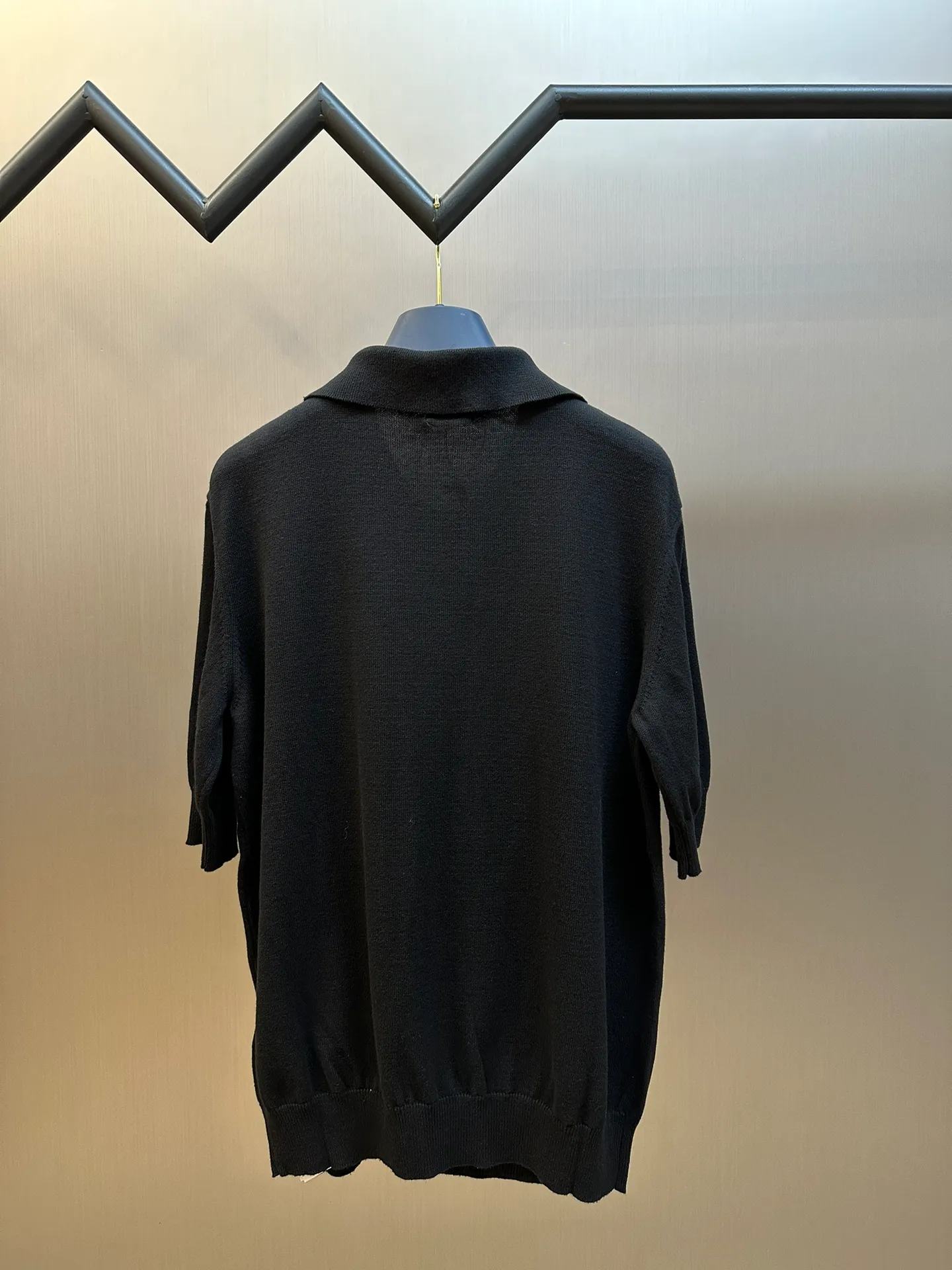 🅿️350 Celine Arc de Triomphe short-sleeved polo shirt. Custom-woven fine seven-needle woolen fabric. The iconic Celine Arc de Triomphe logo embellishes the front. It is sublimated by combining the logo sweater with the Polo shirt. The three-dimensional silhouette optimizes body proportions. Every strand of fiber contains low-key luxury.  Adopt imported machine embroidery technology, use advanced computer control systems and precision mechanical components to realize the Arc de Triomphe embroidery operation. Using three-dimensional seam stitching, it uses a specific sewing method at the seams to make the clothing more three-dimensional and fit the body.  The garment washing water is softened and deodorized using professional washing equipment and specific detergents to deeply clean and deodorize the clothes, improving the feel and appearance of the clothes.  size：S M L XL