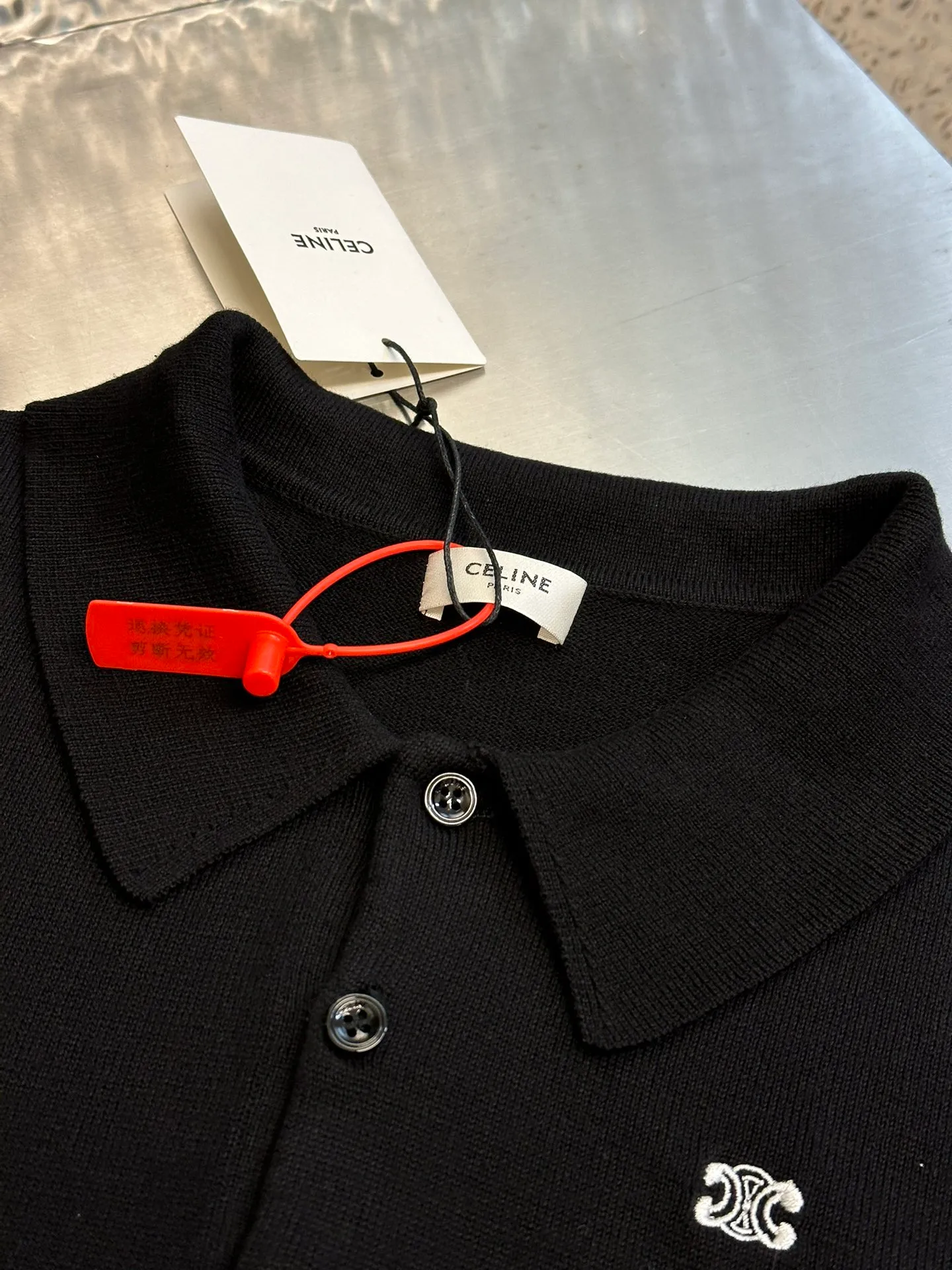 🅿️350 Celine Arc de Triomphe short-sleeved polo shirt. Custom-woven fine seven-needle woolen fabric. The iconic Celine Arc de Triomphe logo embellishes the front. It is sublimated by combining the logo sweater with the Polo shirt. The three-dimensional silhouette optimizes body proportions. Every strand of fiber contains low-key luxury.  Adopt imported machine embroidery technology, use advanced computer control systems and precision mechanical components to realize the Arc de Triomphe embroidery operation. Using three-dimensional seam stitching, it uses a specific sewing method at the seams to make the clothing more three-dimensional and fit the body.  The garment washing water is softened and deodorized using professional washing equipment and specific detergents to deeply clean and deodorize the clothes, improving the feel and appearance of the clothes.  size：S M L XL