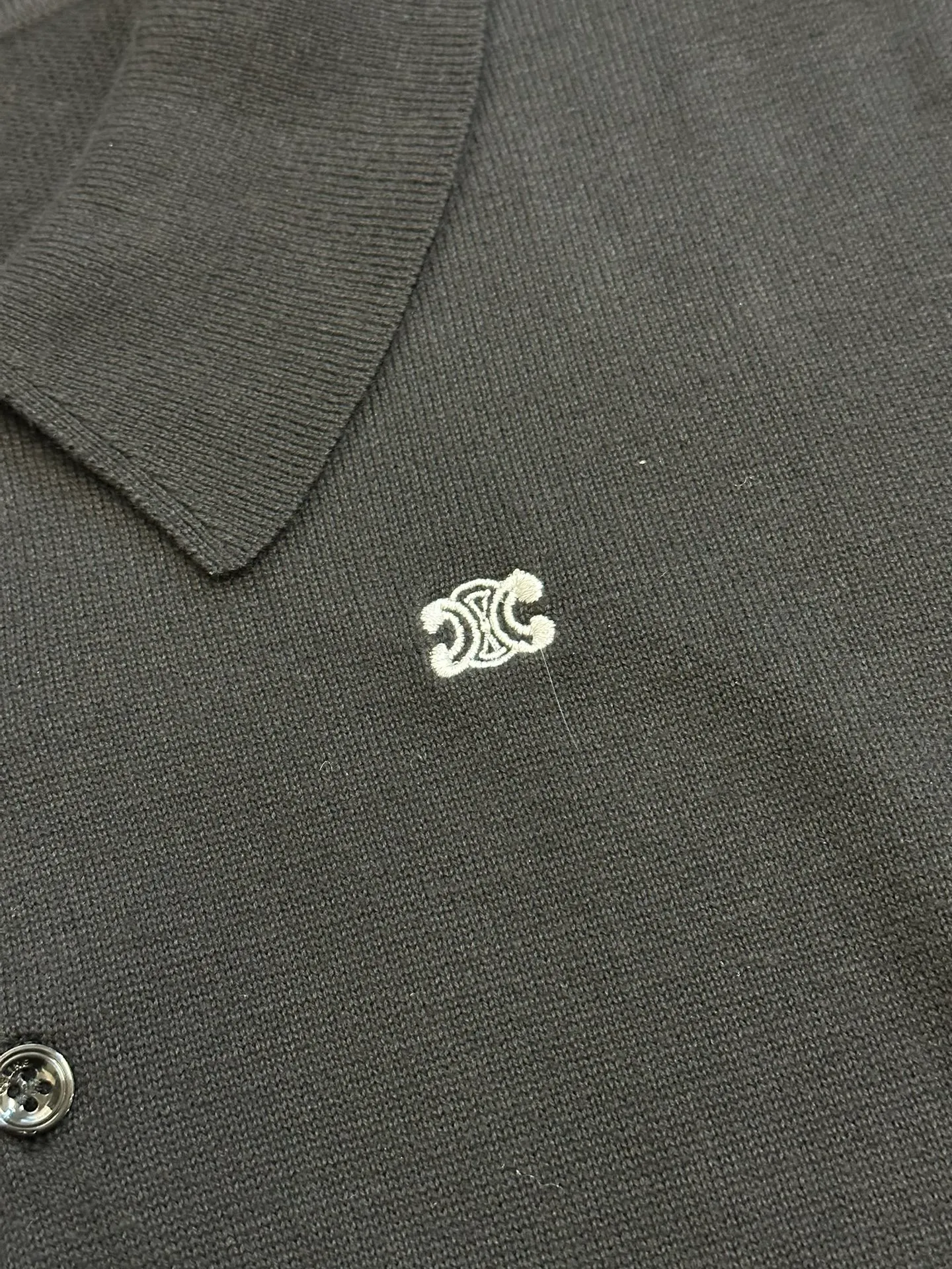 🅿️350 Celine Arc de Triomphe short-sleeved polo shirt. Custom-woven fine seven-needle woolen fabric. The iconic Celine Arc de Triomphe logo embellishes the front. It is sublimated by combining the logo sweater with the Polo shirt. The three-dimensional silhouette optimizes body proportions. Every strand of fiber contains low-key luxury.  Adopt imported machine embroidery technology, use advanced computer control systems and precision mechanical components to realize the Arc de Triomphe embroidery operation. Using three-dimensional seam stitching, it uses a specific sewing method at the seams to make the clothing more three-dimensional and fit the body.  The garment washing water is softened and deodorized using professional washing equipment and specific detergents to deeply clean and deodorize the clothes, improving the feel and appearance of the clothes.  size：S M L XL