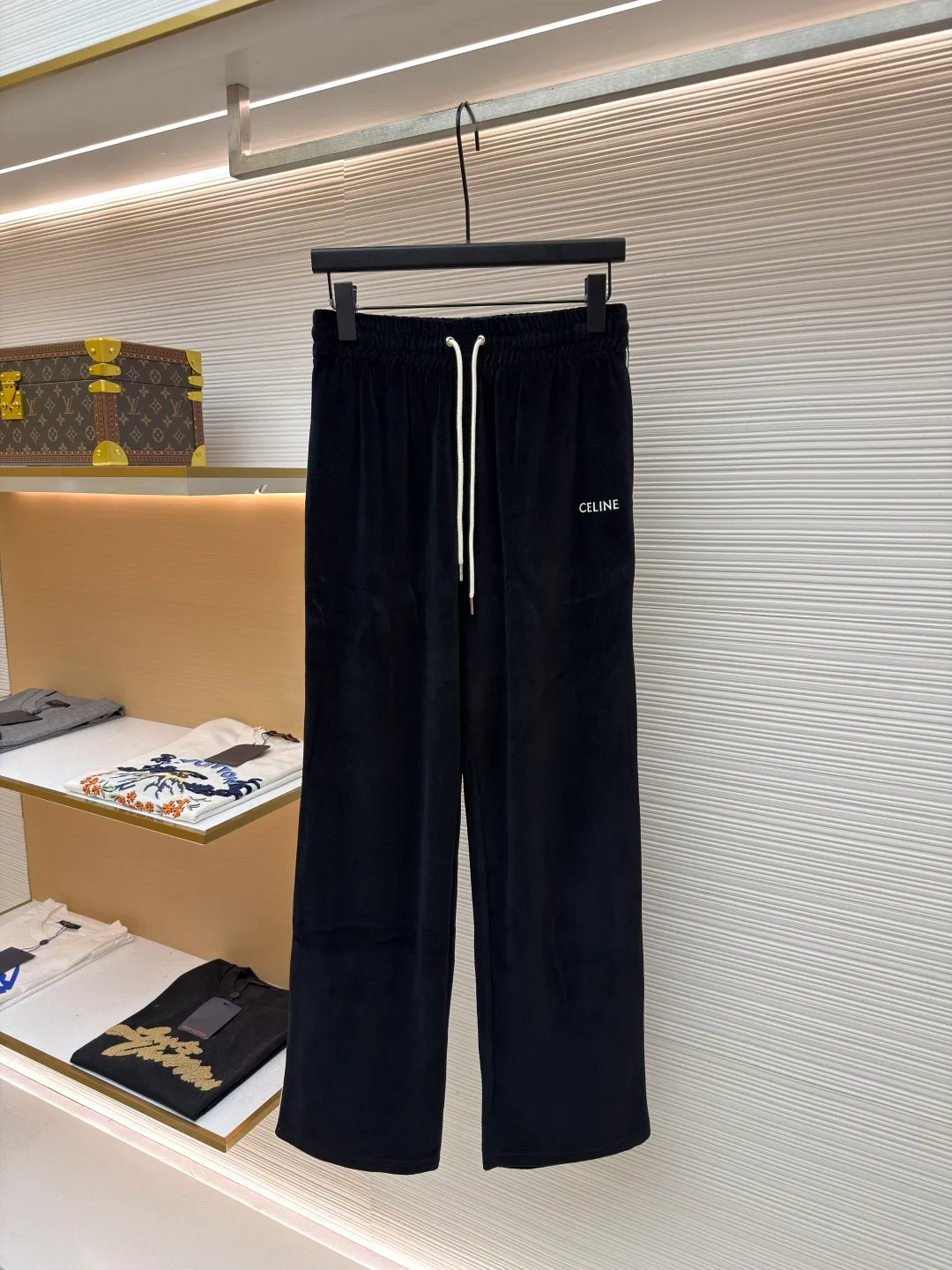 CELINE velvet letter trousers ●Original version: Purchased and developed for 9300 ●Item number: 1681638-A85 ●Fabric: velvet fabric ●Technology: Pressed production ●Color: black ●Version: fitted version ●Weight: about 465 grams ●Size: XS-S-M-L ●Description: The fabric is made of 80% cotton + 20% polyester blended plain fabric. The AB color swatch is printed according to the Y version, and the bulk fabric is ordered and dyed. The loops on the surface of the fabric are raised by a 24-pipe napping machine. After raising, the pile is suctioned and cut. The pile height is 0.3cm according to the Y version. The pile components are all 100%. It is made of 100% cotton yarn and is breathable and anti-static. It is different from the low-end version of the all-polyester fleece fabric on the market. The front panel is embroidered with a Tajima embroidery machine imported from Japan. The cotton mercerized thread is embroidered in multiple layers to create a three-dimensional small chapter flower. The bottom is equipped with a TPU film. It is manually positioned, pressed and fixed on the cut piece using a constant temperature embossing machine. The overall wiring is straight and delicate, the fabric is comfortable and soft, and the color is consistent without color difference. It can be matched with the same style to create a fashionable look and control various occasions. Customized accessories, complete with three standards, same style for men and women!