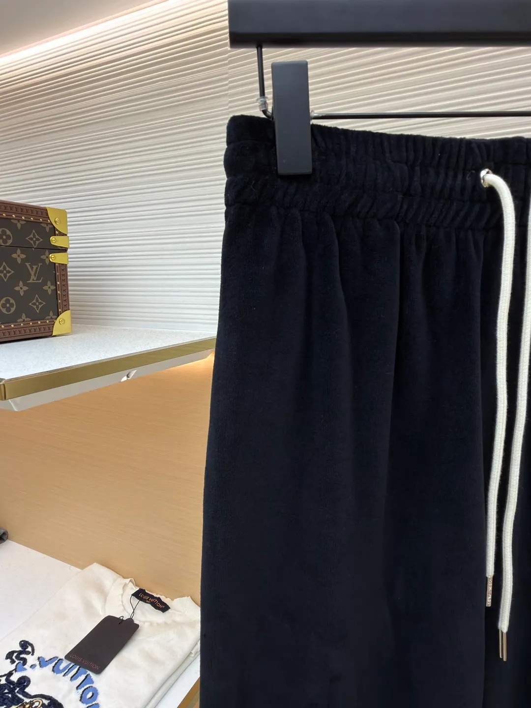 CELINE velvet letter trousers ●Original version: Purchased and developed for 9300 ●Item number: 1681638-A85 ●Fabric: velvet fabric ●Technology: Pressed production ●Color: black ●Version: fitted version ●Weight: about 465 grams ●Size: XS-S-M-L ●Description: The fabric is made of 80% cotton + 20% polyester blended plain fabric. The AB color swatch is printed according to the Y version, and the bulk fabric is ordered and dyed. The loops on the surface of the fabric are raised by a 24-pipe napping machine. After raising, the pile is suctioned and cut. The pile height is 0.3cm according to the Y version. The pile components are all 100%. It is made of 100% cotton yarn and is breathable and anti-static. It is different from the low-end version of the all-polyester fleece fabric on the market. The front panel is embroidered with a Tajima embroidery machine imported from Japan. The cotton mercerized thread is embroidered in multiple layers to create a three-dimensional small chapter flower. The bottom is equipped with a TPU film. It is manually positioned, pressed and fixed on the cut piece using a constant temperature embossing machine. The overall wiring is straight and delicate, the fabric is comfortable and soft, and the color is consistent without color difference. It can be matched with the same style to create a fashionable look and control various occasions. Customized accessories, complete with three standards, same style for men and women!
