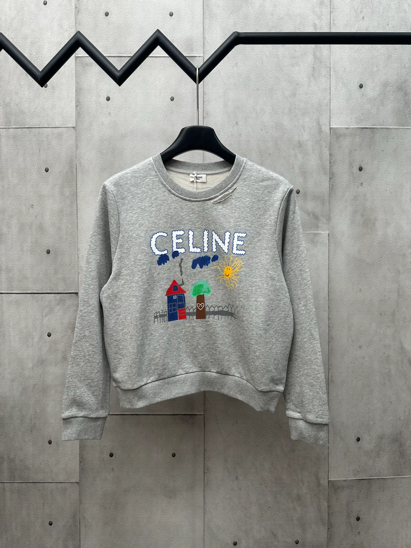 🅿️340 Celine 2025 new arrival printed round neck kiddie sweatshirt. Customized YB raw cotton material. Breathable, comfortable and stylish. Round neck pullover sweatshirt with a loose fit. Iconic letter print on the chest + kiddie hand-painted illustration street scene pattern. With holes to break up the cute tone, it shows the brand's high-end sense. The upper body is versatile and slimming. It is simple and not flattering. The long-lasting sweatshirt style shows a minimalist casual style. Customized fabrics and accessories necessary for daily commuting Size: S M L