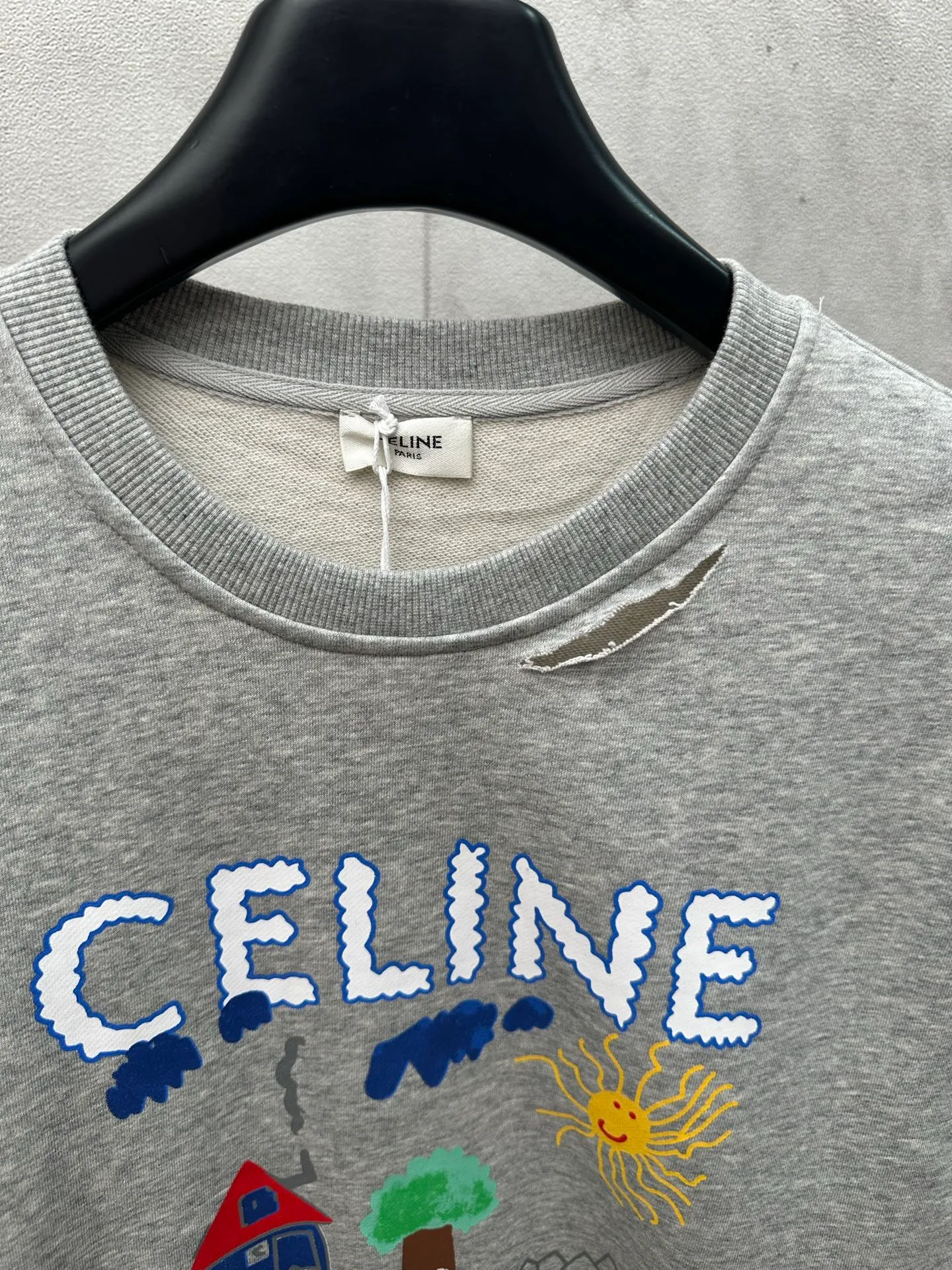 🅿️340 Celine 2025 new arrival printed round neck kiddie sweatshirt. Customized YB raw cotton material. Breathable, comfortable and stylish. Round neck pullover sweatshirt with a loose fit. Iconic letter print on the chest + kiddie hand-painted illustration street scene pattern. With holes to break up the cute tone, it shows the brand's high-end sense. The upper body is versatile and slimming. It is simple and not flattering. The long-lasting sweatshirt style shows a minimalist casual style. Customized fabrics and accessories necessary for daily commuting Size: S M L