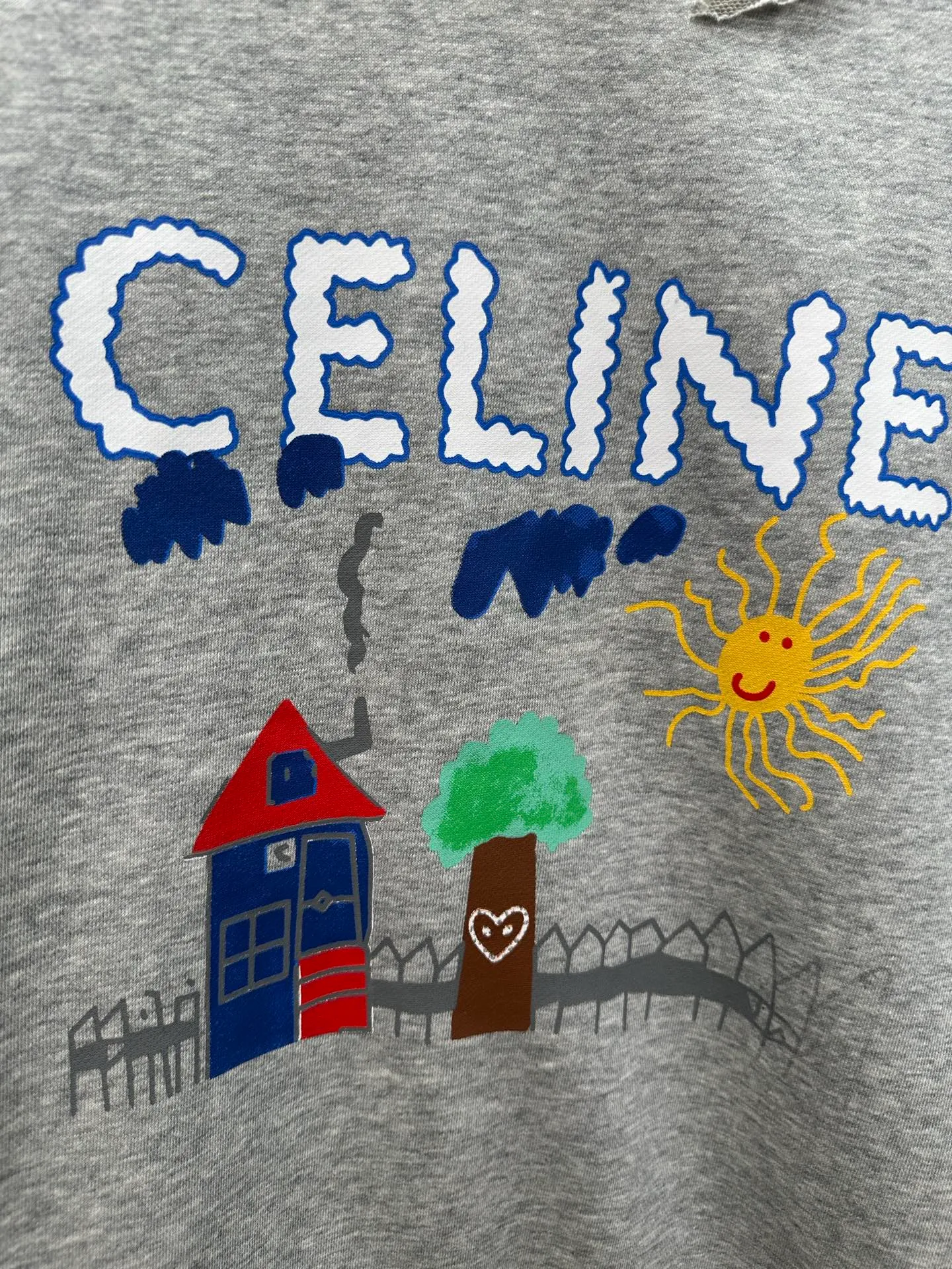 🅿️340 Celine 2025 new arrival printed round neck kiddie sweatshirt. Customized YB raw cotton material. Breathable, comfortable and stylish. Round neck pullover sweatshirt with a loose fit. Iconic letter print on the chest + kiddie hand-painted illustration street scene pattern. With holes to break up the cute tone, it shows the brand's high-end sense. The upper body is versatile and slimming. It is simple and not flattering. The long-lasting sweatshirt style shows a minimalist casual style. Customized fabrics and accessories necessary for daily commuting Size: S M L