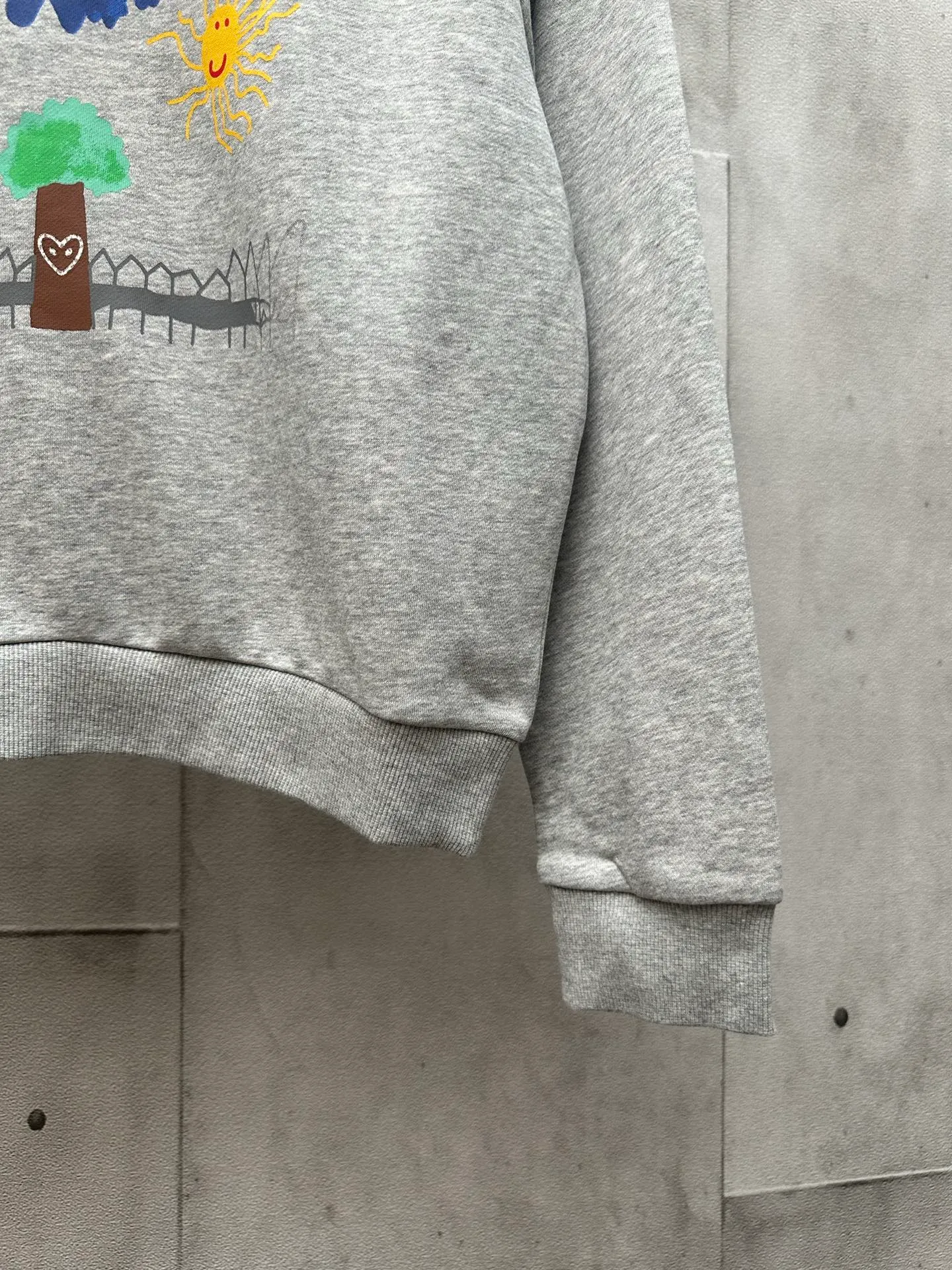 🅿️340 Celine 2025 new arrival printed round neck kiddie sweatshirt. Customized YB raw cotton material. Breathable, comfortable and stylish. Round neck pullover sweatshirt with a loose fit. Iconic letter print on the chest + kiddie hand-painted illustration street scene pattern. With holes to break up the cute tone, it shows the brand's high-end sense. The upper body is versatile and slimming. It is simple and not flattering. The long-lasting sweatshirt style shows a minimalist casual style. Customized fabrics and accessories necessary for daily commuting Size: S M L