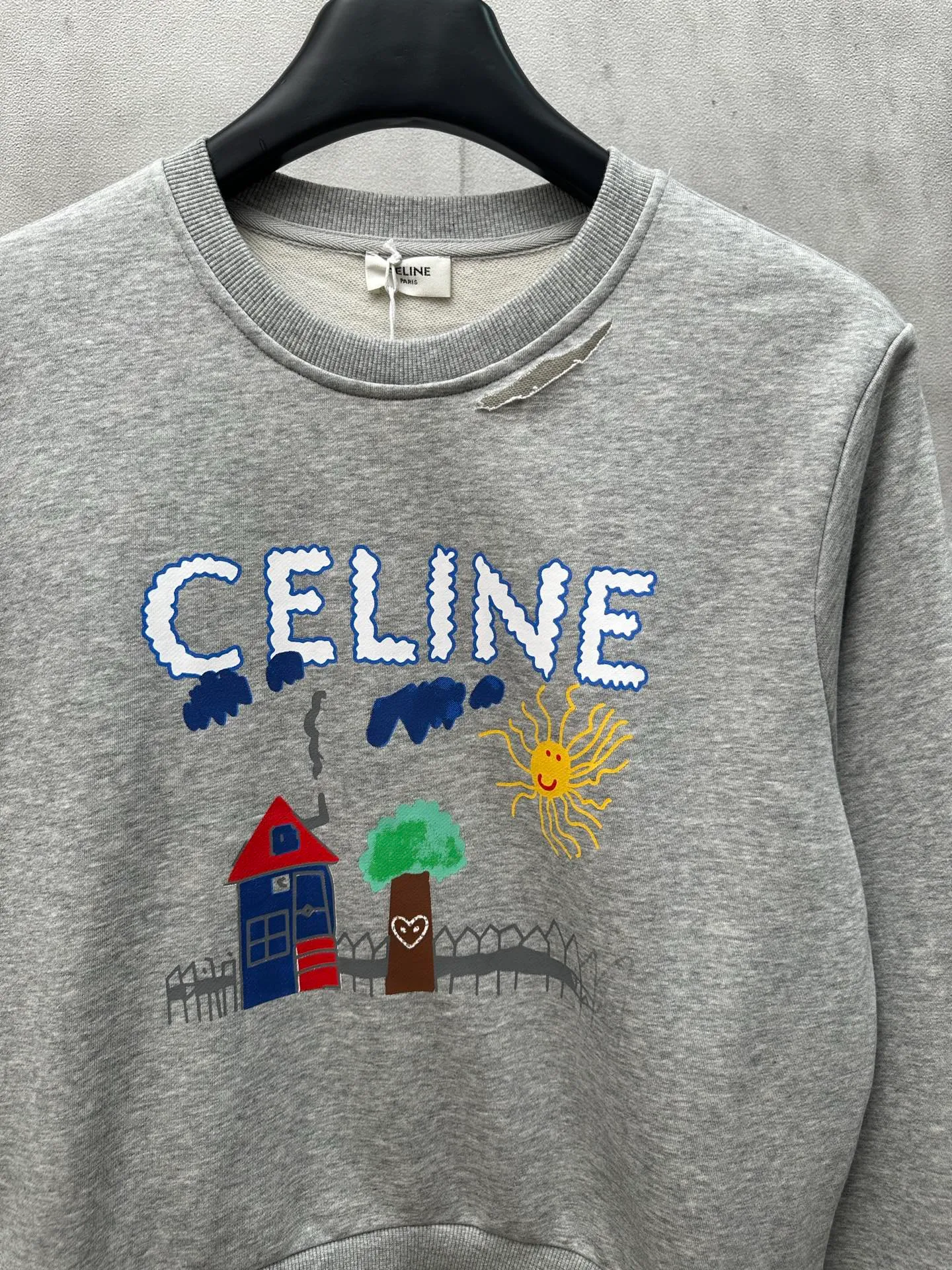 🅿️340 Celine 2025 new arrival printed round neck kiddie sweatshirt. Customized YB raw cotton material. Breathable, comfortable and stylish. Round neck pullover sweatshirt with a loose fit. Iconic letter print on the chest + kiddie hand-painted illustration street scene pattern. With holes to break up the cute tone, it shows the brand's high-end sense. The upper body is versatile and slimming. It is simple and not flattering. The long-lasting sweatshirt style shows a minimalist casual style. Customized fabrics and accessories necessary for daily commuting Size: S M L