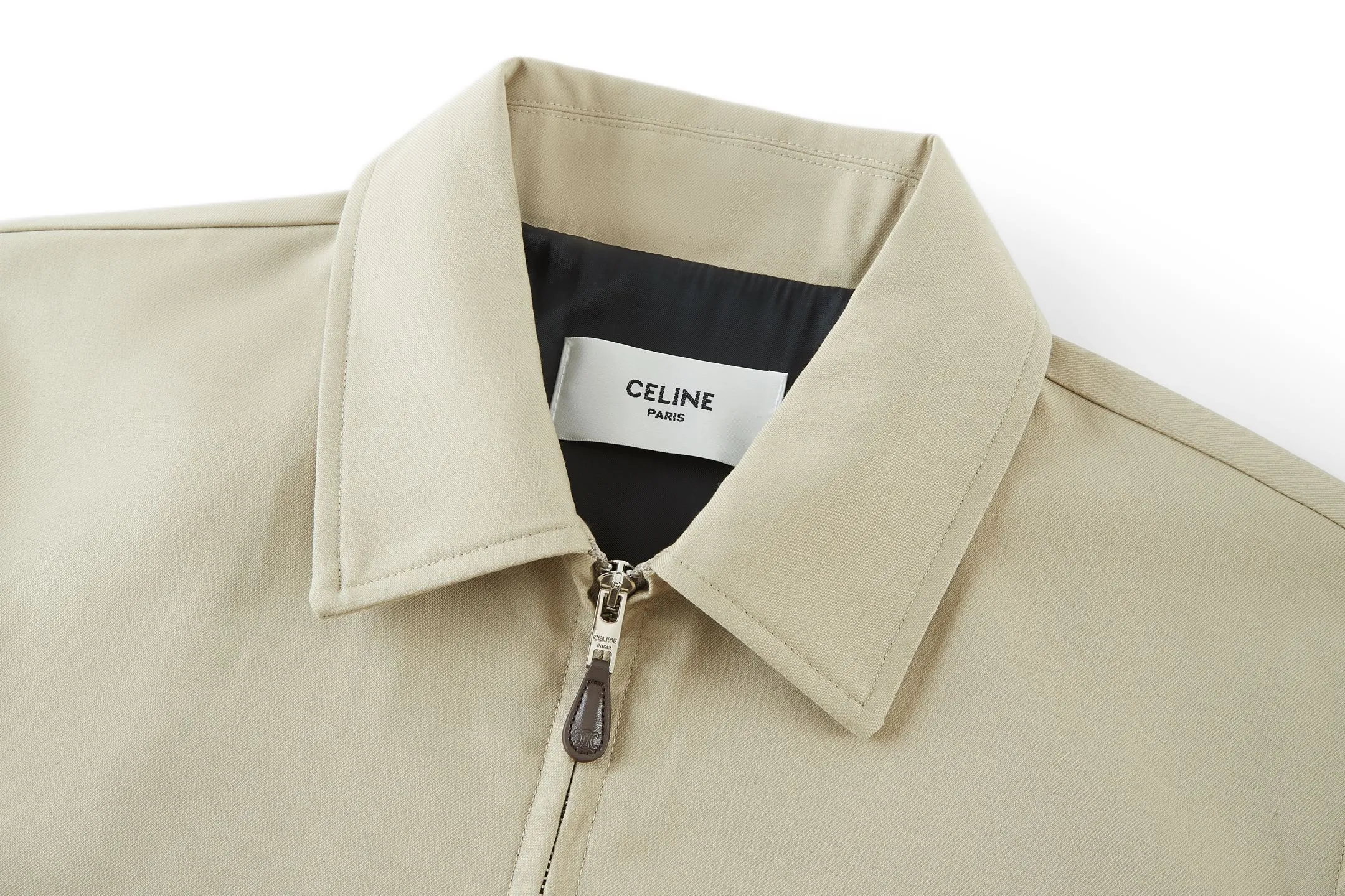 🅿️480 exclusive supply] Celine Arc de Triomphe embroidered zipper jacket (khaki), originally purchased and developed for 19,500. The fabric is made of 32-count combed pure cotton fabric and is custom-woven with 60% wool. Double layer composite thickening, weight is about 400 grams. Lined with high-density spun lining. The zipper uses electroplated hardware and bright silver pull bars, and the zipper uses European-style imported zippers, decorated with composite cowhide sliders. The embroidery uses 3D three-dimensional embroidery, and the chest is embellished with Arc de Triomphe embroidery. Add a touch of simple, high-end style. The shirt collar is made of double layers and ironed to make the upper body of the clothes more three-dimensional. The entire garment is made using a special machine. Lining: 62% wool, 38% cotton Lining: 100% viscose Pocket lining: 100% cotton TRIOMPHE embroidered loose fit shirt collar, 2 diagonal suit pockets Elastic waistband and cuffs, zipper closure, TRIOMPHE embossed leather zipper puller. Size:S-M-L-XL