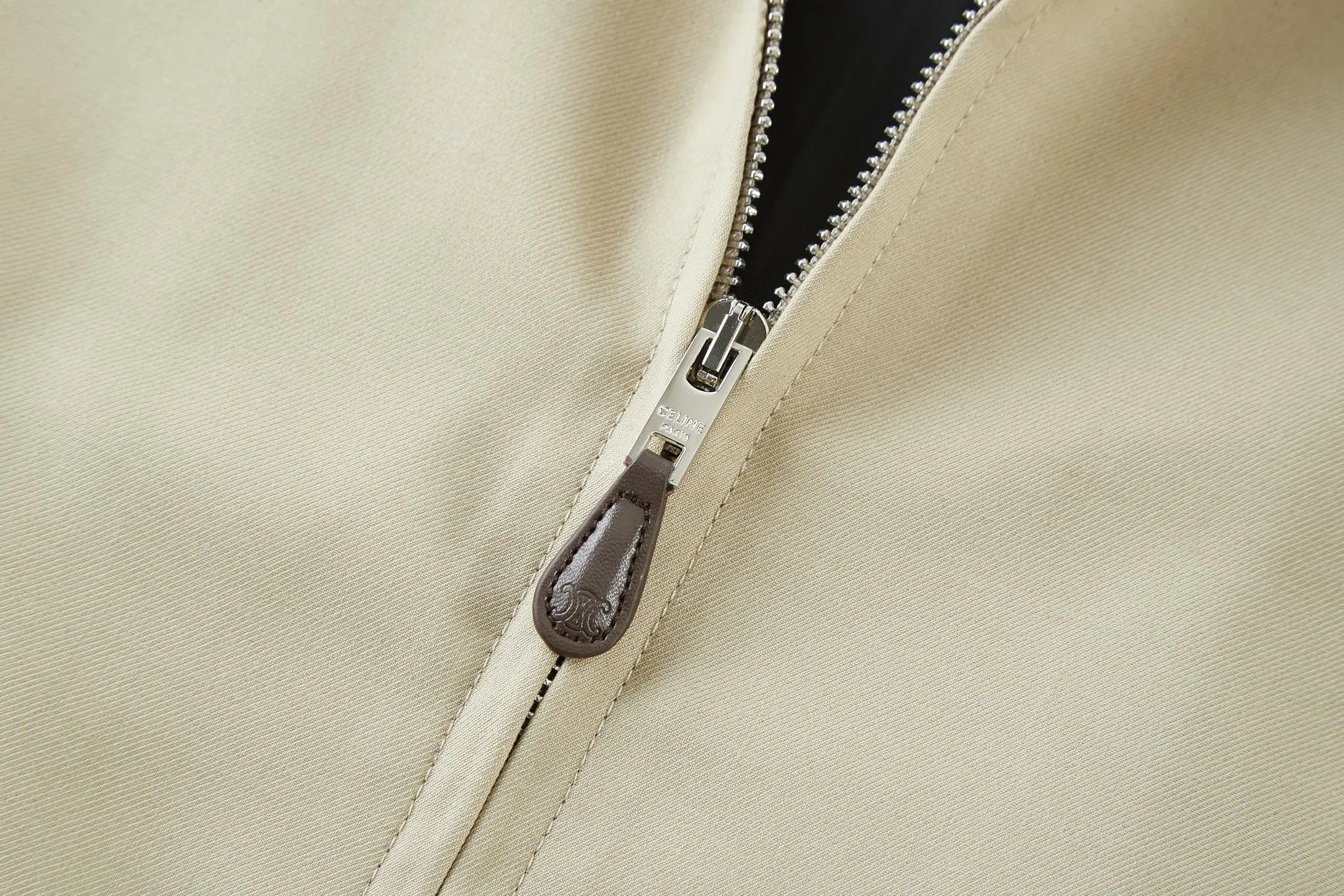 🅿️480 exclusive supply] Celine Arc de Triomphe embroidered zipper jacket (khaki), originally purchased and developed for 19,500. The fabric is made of 32-count combed pure cotton fabric and is custom-woven with 60% wool. Double layer composite thickening, weight is about 400 grams. Lined with high-density spun lining. The zipper uses electroplated hardware and bright silver pull bars, and the zipper uses European-style imported zippers, decorated with composite cowhide sliders. The embroidery uses 3D three-dimensional embroidery, and the chest is embellished with Arc de Triomphe embroidery. Add a touch of simple, high-end style. The shirt collar is made of double layers and ironed to make the upper body of the clothes more three-dimensional. The entire garment is made using a special machine. Lining: 62% wool, 38% cotton Lining: 100% viscose Pocket lining: 100% cotton TRIOMPHE embroidered loose fit shirt collar, 2 diagonal suit pockets Elastic waistband and cuffs, zipper closure, TRIOMPHE embossed leather zipper puller. Size:S-M-L-XL