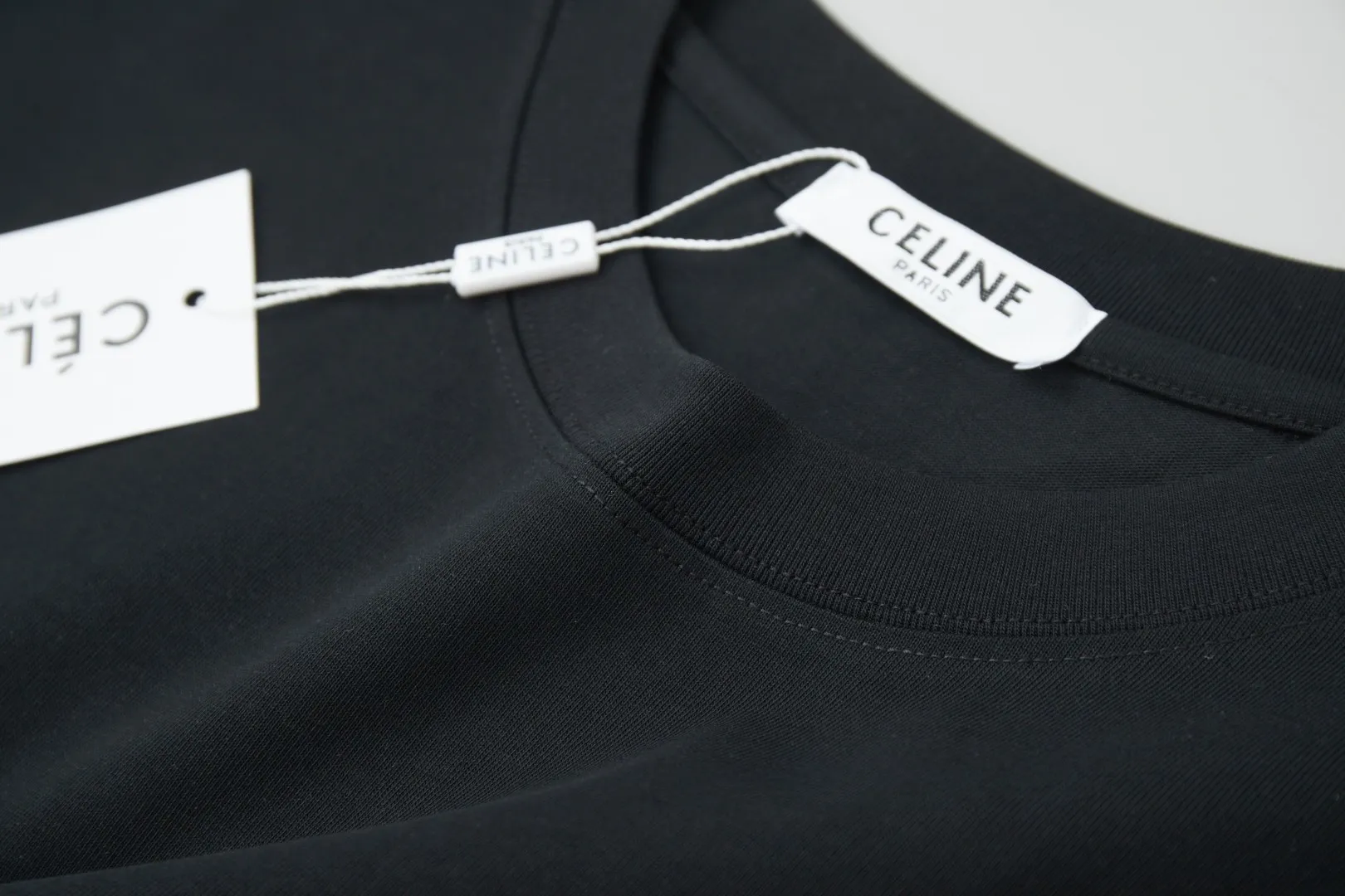 🅿️200 ✨CEL✨🆕25SS spring and summer new short-sleeved style, light luxury, a must-have item for daily commuting for men and women, correct version, welcome to compare, detailed features · 260g 100% pure cotton double yarn jersey fabric · Custom dyed in the same cylinder, special thickened 32 double-ply 1X1 threads · Double-needle stitching and cross-stitch technology · Original main mark, washed tag, brand moisture-proof paper packaging Color: white/black/grey Size: S/M/L/XL