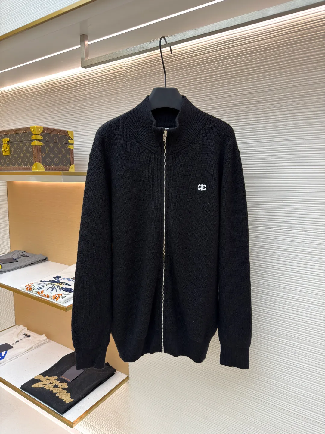 Celine Arc de Triomphe sweater jacket ●Authentic product: purchased and developed for 12500 ●Item number: 1680029-B60 ●Fabric: wool fabric ●Technology: knitted embroidery production ●Version: fitted version ●Weight: about 895 grams ●Size: S-M-L-XL ●Description: Comfortable and close to the skin. With a touch of deep black as the base, the ultimate fusion of depth and nobility. Iconic Celine The Arc de Triomphe logo embellishes the front, the simple and smooth zipper lines, the harmony of sophistication and dynamics, showing off taste in silence. With its unparalleled versatility, it has become an enduring classic in the fashion industry. It adopts imported machine embroidery technology and uses advanced computer control systems and precision mechanical components to realize the Arc de Triomphe embroidery operation with high precision and smooth and delicate lines. The overall wiring is straight and delicate, the fabric is comfortable and soft, and the color is consistent without color difference. It can be matched with the same style to create a fashionable look and control various occasions. Customized accessories, complete with three standards, same style for men and women!
