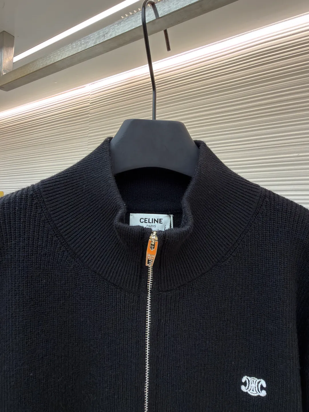 Celine Arc de Triomphe sweater jacket ●Authentic product: purchased and developed for 12500 ●Item number: 1680029-B60 ●Fabric: wool fabric ●Technology: knitted embroidery production ●Version: fitted version ●Weight: about 895 grams ●Size: S-M-L-XL ●Description: Comfortable and close to the skin. With a touch of deep black as the base, the ultimate fusion of depth and nobility. Iconic Celine The Arc de Triomphe logo embellishes the front, the simple and smooth zipper lines, the harmony of sophistication and dynamics, showing off taste in silence. With its unparalleled versatility, it has become an enduring classic in the fashion industry. It adopts imported machine embroidery technology and uses advanced computer control systems and precision mechanical components to realize the Arc de Triomphe embroidery operation with high precision and smooth and delicate lines. The overall wiring is straight and delicate, the fabric is comfortable and soft, and the color is consistent without color difference. It can be matched with the same style to create a fashionable look and control various occasions. Customized accessories, complete with three standards, same style for men and women!