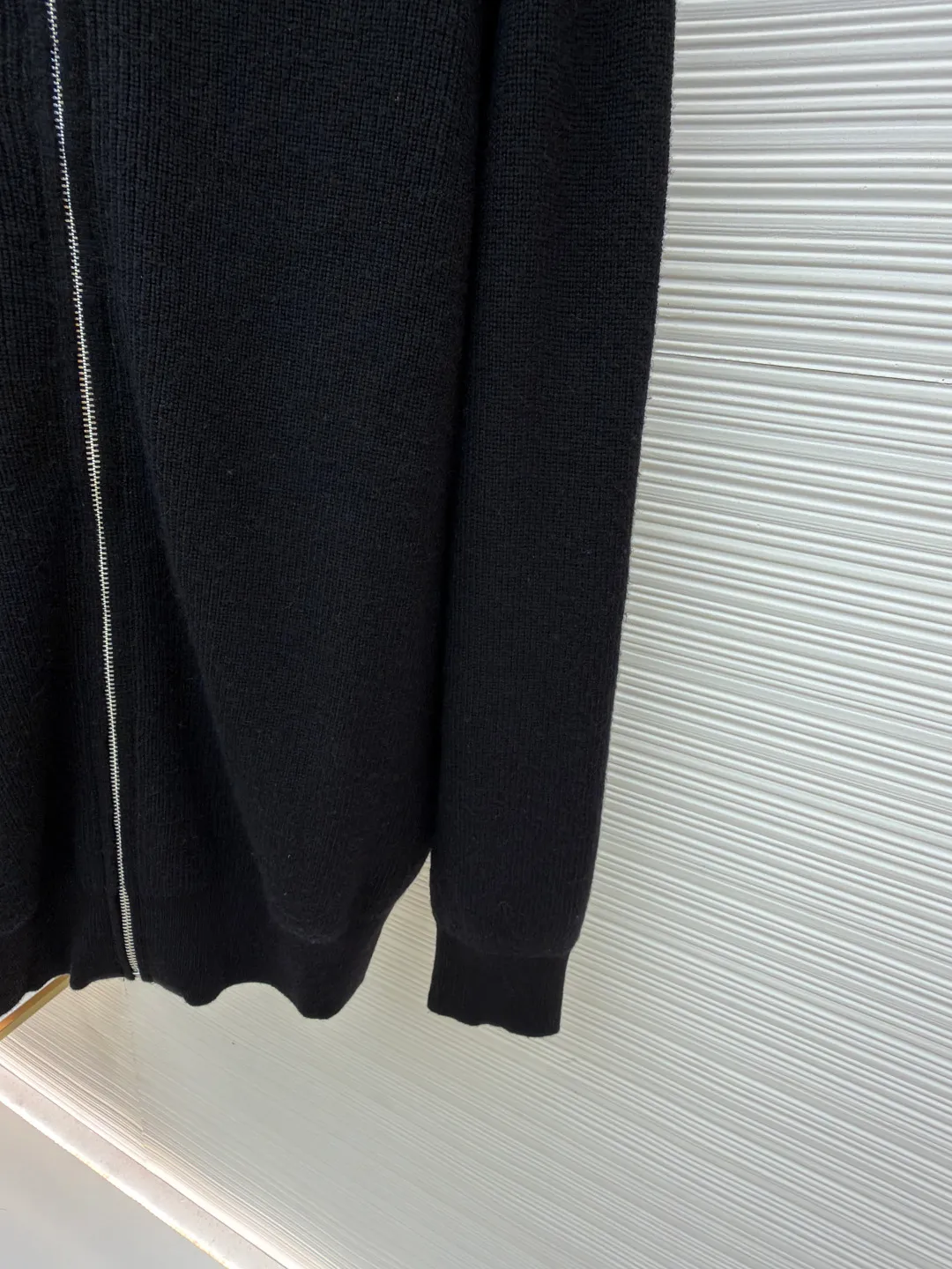Celine Arc de Triomphe sweater jacket ●Authentic product: purchased and developed for 12500 ●Item number: 1680029-B60 ●Fabric: wool fabric ●Technology: knitted embroidery production ●Version: fitted version ●Weight: about 895 grams ●Size: S-M-L-XL ●Description: Comfortable and close to the skin. With a touch of deep black as the base, the ultimate fusion of depth and nobility. Iconic Celine The Arc de Triomphe logo embellishes the front, the simple and smooth zipper lines, the harmony of sophistication and dynamics, showing off taste in silence. With its unparalleled versatility, it has become an enduring classic in the fashion industry. It adopts imported machine embroidery technology and uses advanced computer control systems and precision mechanical components to realize the Arc de Triomphe embroidery operation with high precision and smooth and delicate lines. The overall wiring is straight and delicate, the fabric is comfortable and soft, and the color is consistent without color difference. It can be matched with the same style to create a fashionable look and control various occasions. Customized accessories, complete with three standards, same style for men and women!